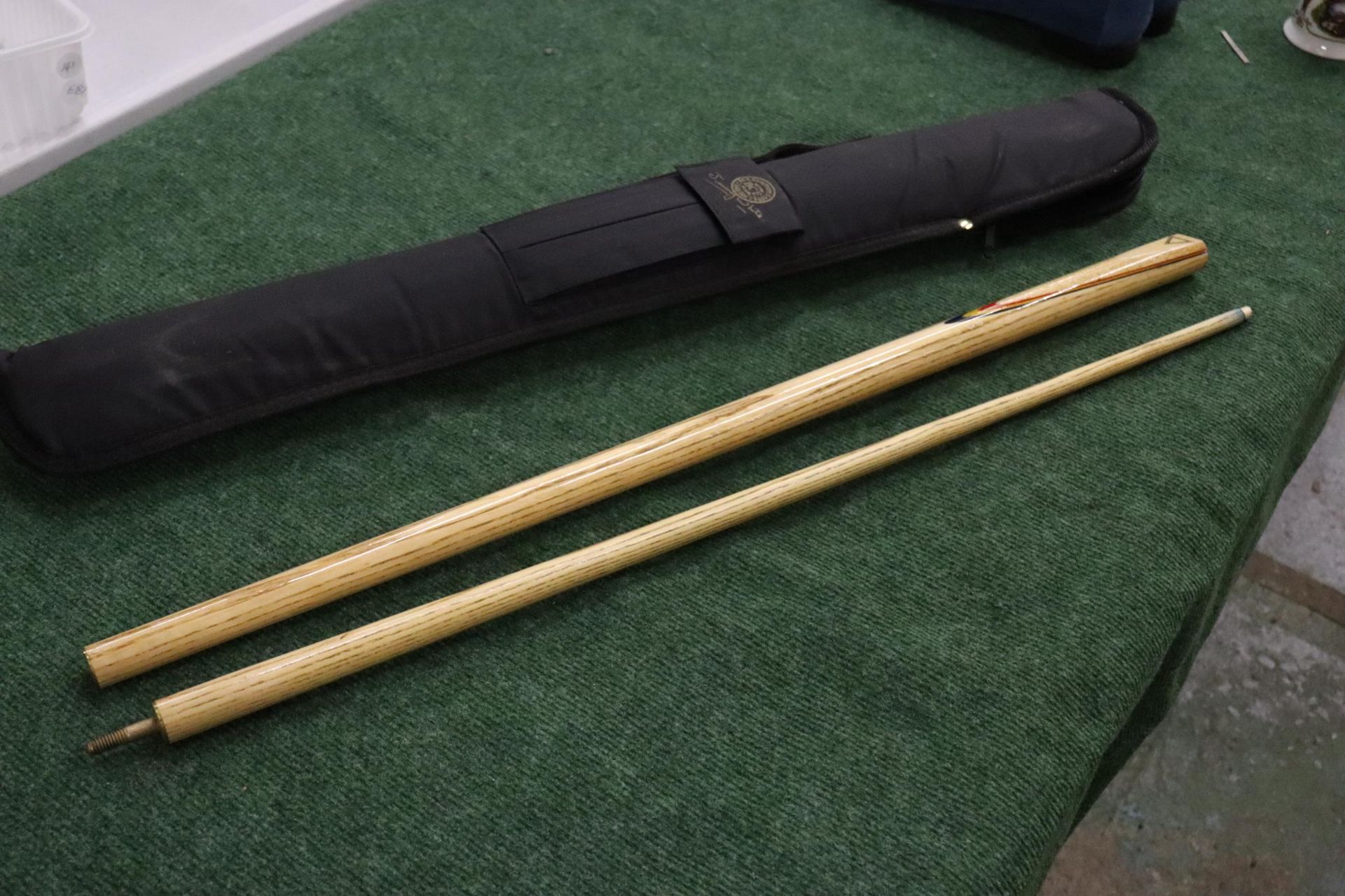 A SNOOKER/POOL CUE IN A JIMMY WHITE SOFT CASE - Image 5 of 8