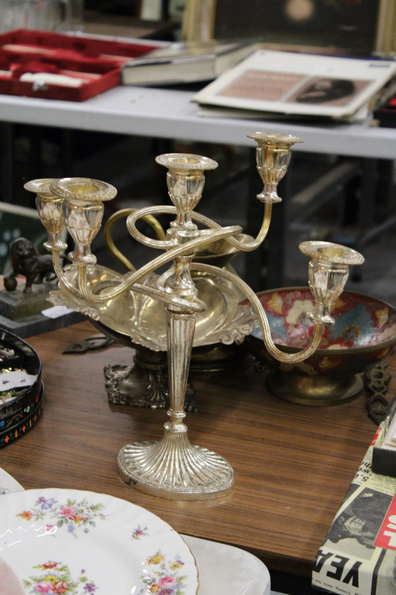 A SILVER PLATED CANDLEABRA AND ORNATE FOOTED BOWL, BRASS CLOISONNE FOOTED BOWL, PLUS BRASS JUG AND - Image 5 of 6