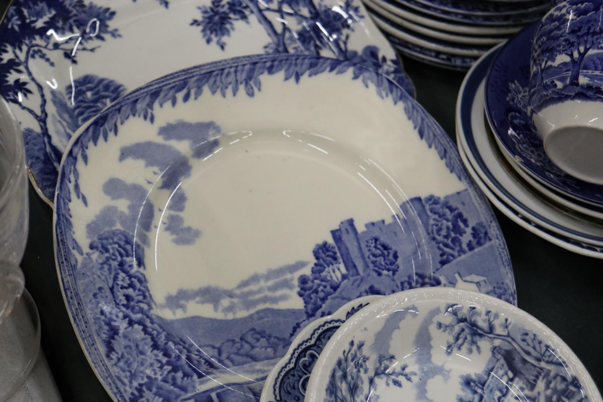 A LARGE QUANTITY OF OF WOODS AND BURLEIGH WARE BLUE AND WHITE CERAMICS TO INCLUDE WILLOW PATTERN, - Bild 4 aus 15