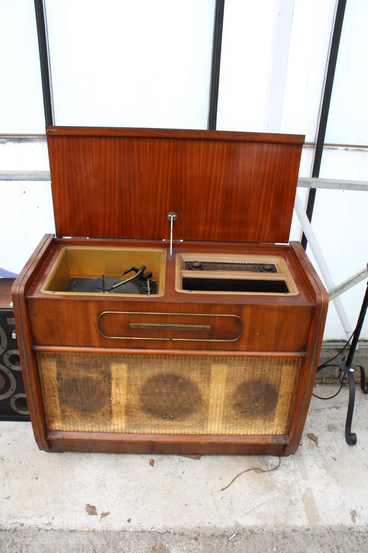 A VINTAGE MID CENTURY REGENTONE RADIOGRAM WITH A GARRARD DECK - Image 5 of 6