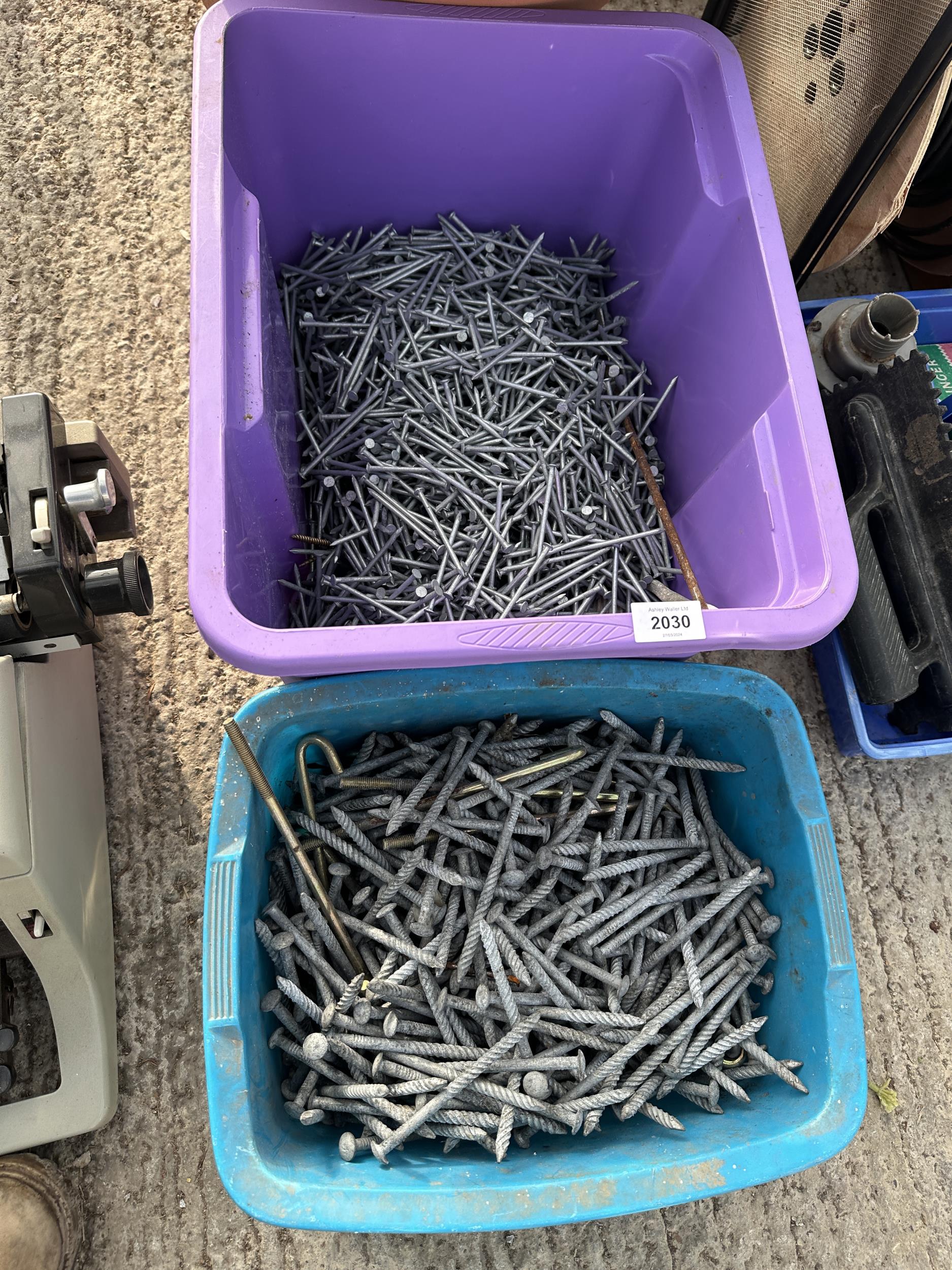A LARGE QUANTITY OF ASSORTED NAILS AND A LARGE PLASTIC PLANT POT - Image 2 of 3
