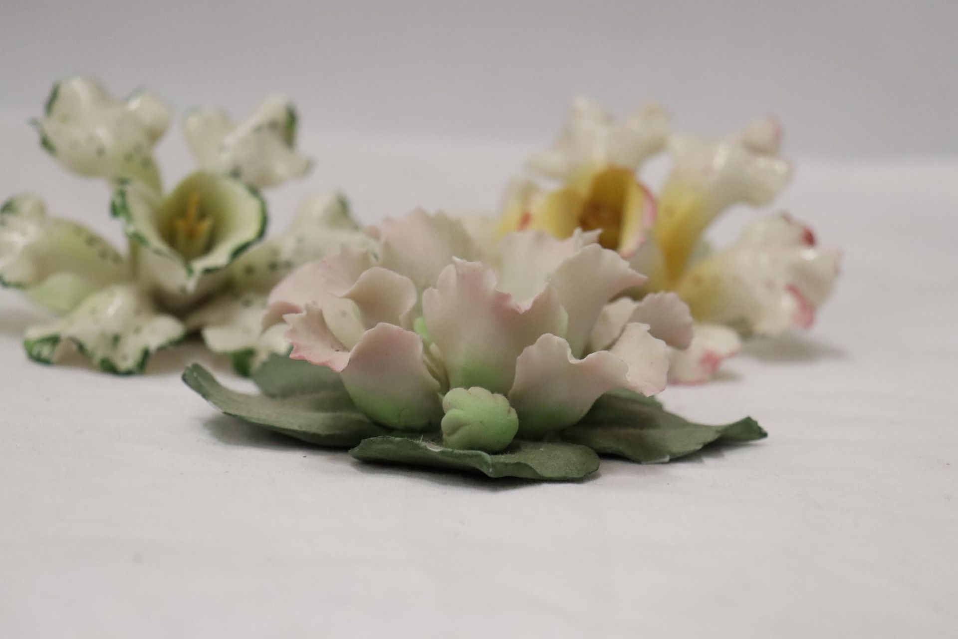 THREE VINTAGE CERAMIC TIGER LILY FLOWERS - Bild 2 aus 8