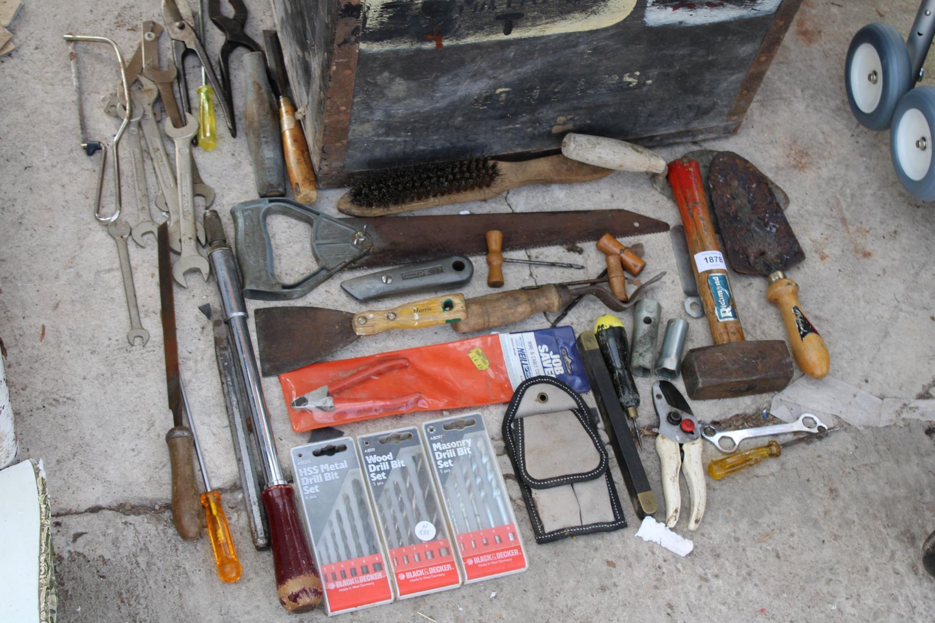 A WOODEN TOOL CHEST WITH AN ASSORTMENT OF HAND TOOLS TO INCLUDE SPANNERS, HAMMERS AND SAWS ETC - Bild 2 aus 2