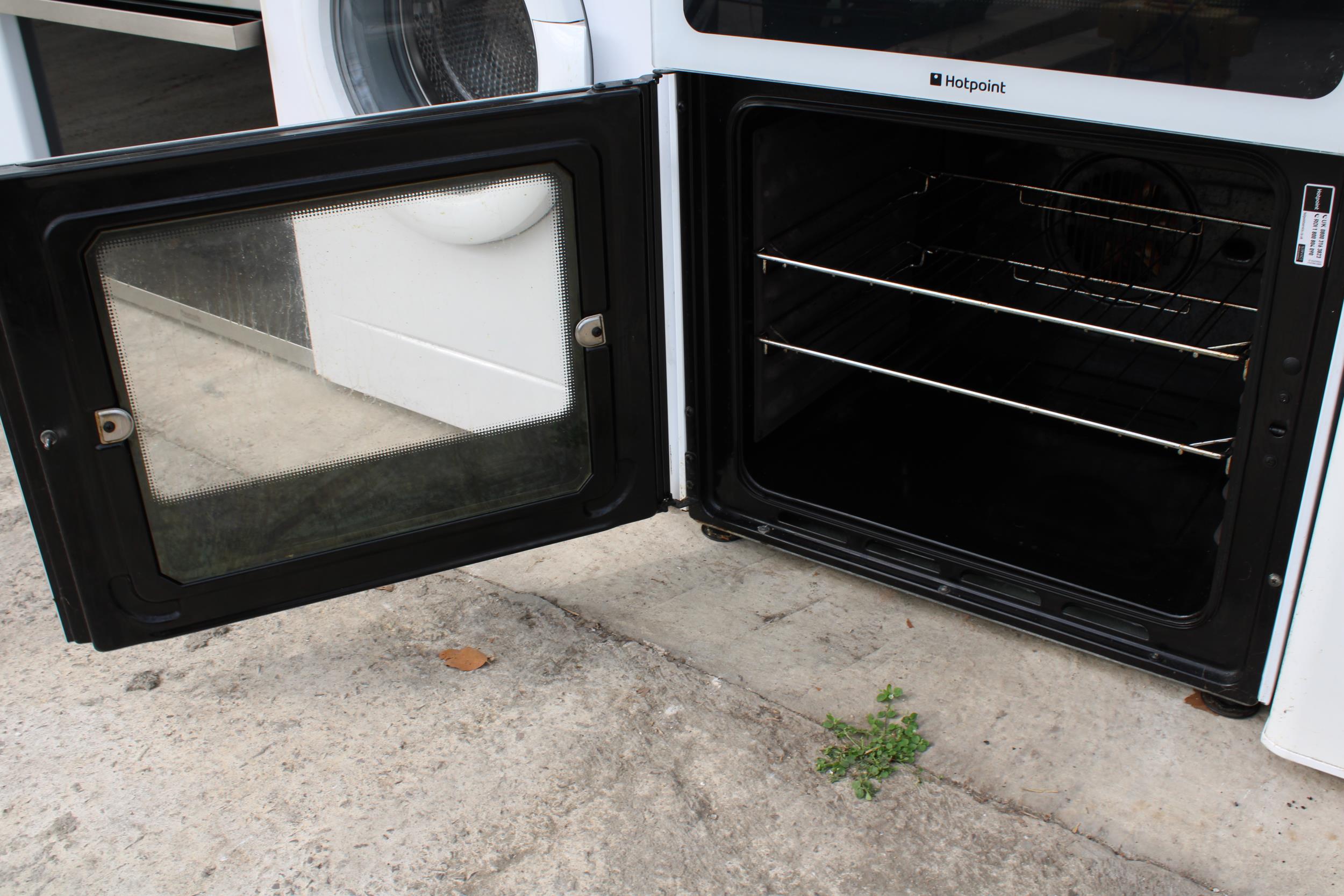 A BLACK AND WHITE HOTPOINT ELECTRIC OVEN AND HOB - Image 3 of 4