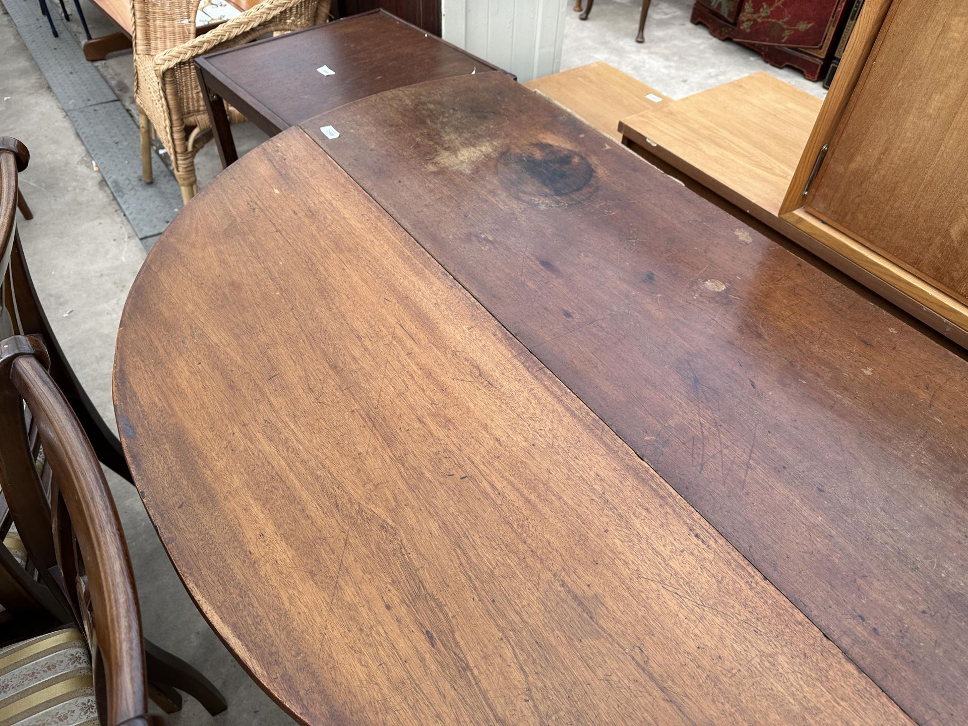A VICTORIAN OVAL MAHOGANY DROP LEAF DINING TABLE ON CABRIOLE SUPPORTS - Image 3 of 4