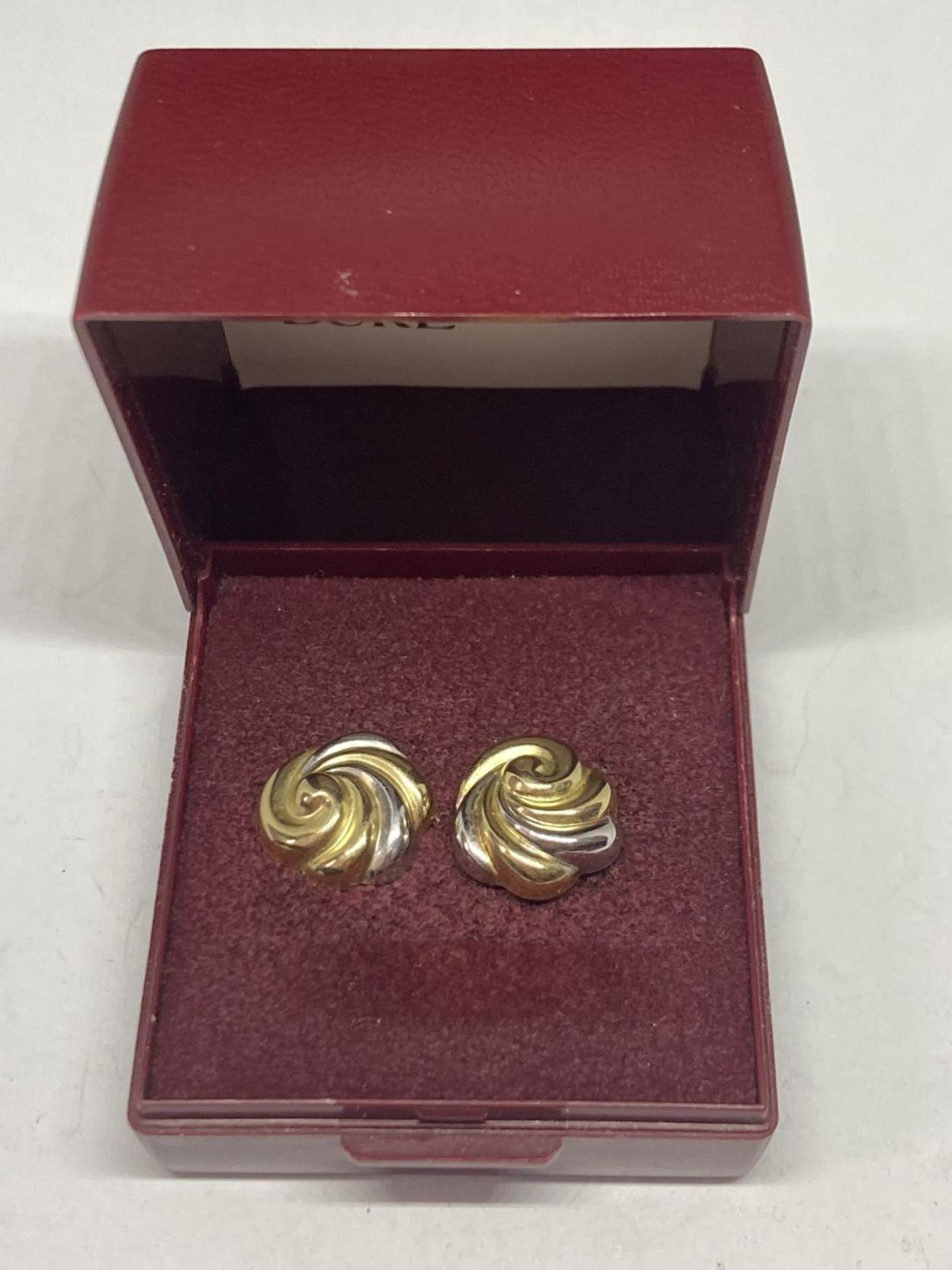 A PAIR OF 9 CARAT GOLD EARRINGS IN A PRESENTATION BOX