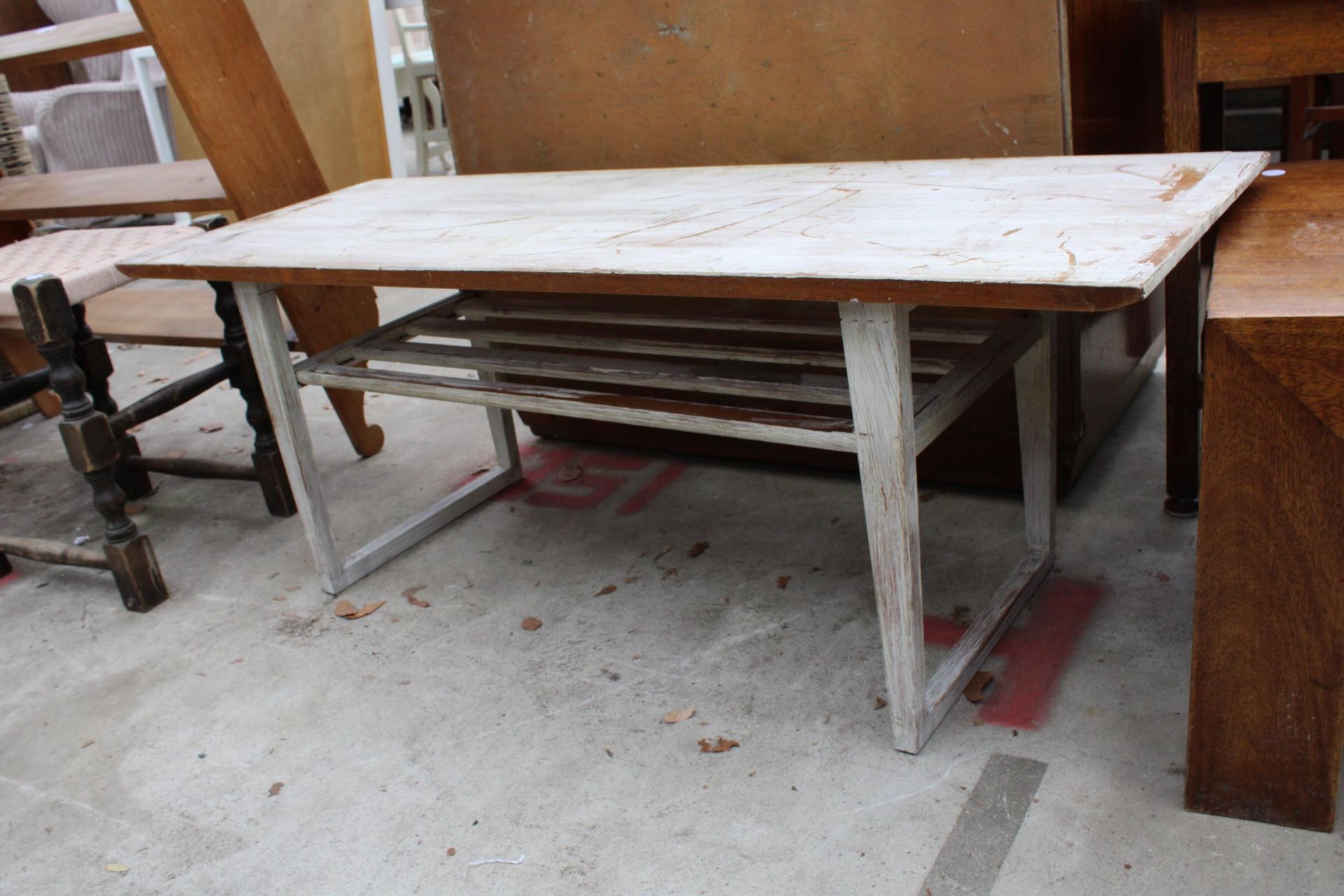 A HARDWOOD LAMP TABLE, RETRO TEAK COFFEE TABLE BY PLEASING FURNITURE (PYE FRANKLIN) AND A SMALL - Bild 3 aus 4