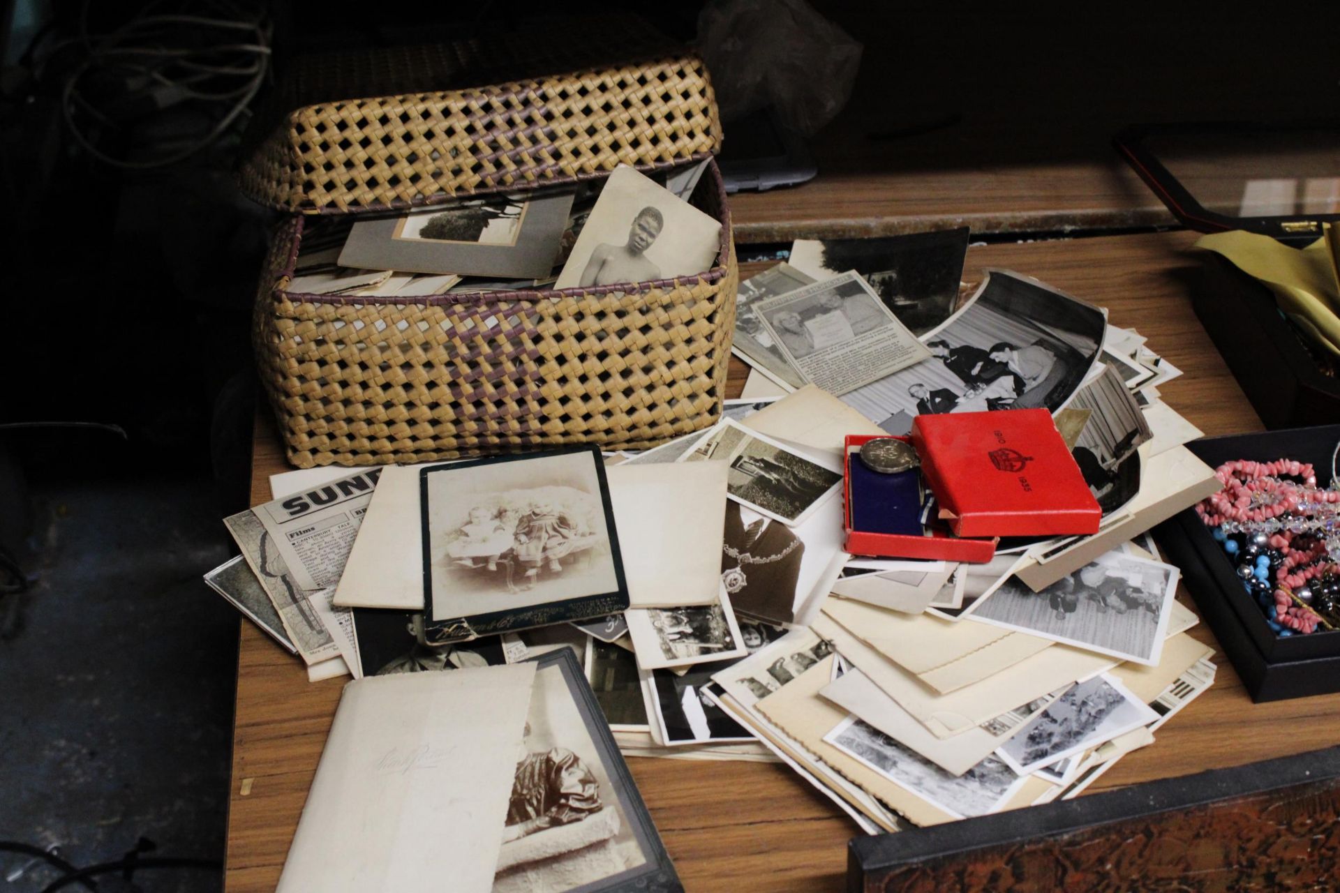 A QUANTITY OF ANTIQUE AND VINTAGE PHOTOGRAPHS