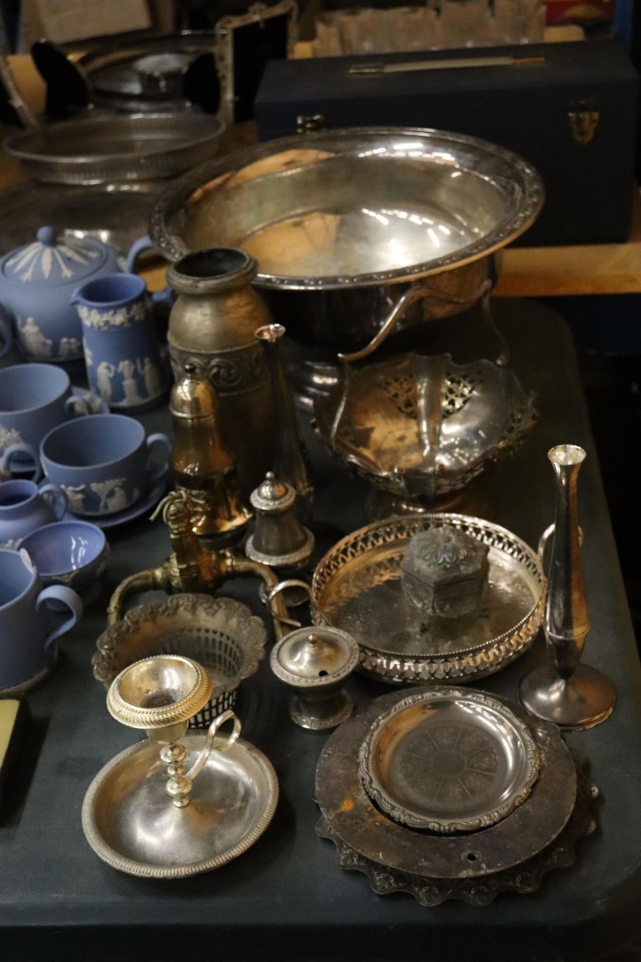 A QUANTITY OF SILVER PLATED ITEMS TO INCLUDE A LARGE BOWL, CANDLESTICK, TRAY, PLATES, SUGAR - Image 2 of 9