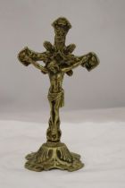 A HEAVY BRASS CROSS - 21.5 CM (H)