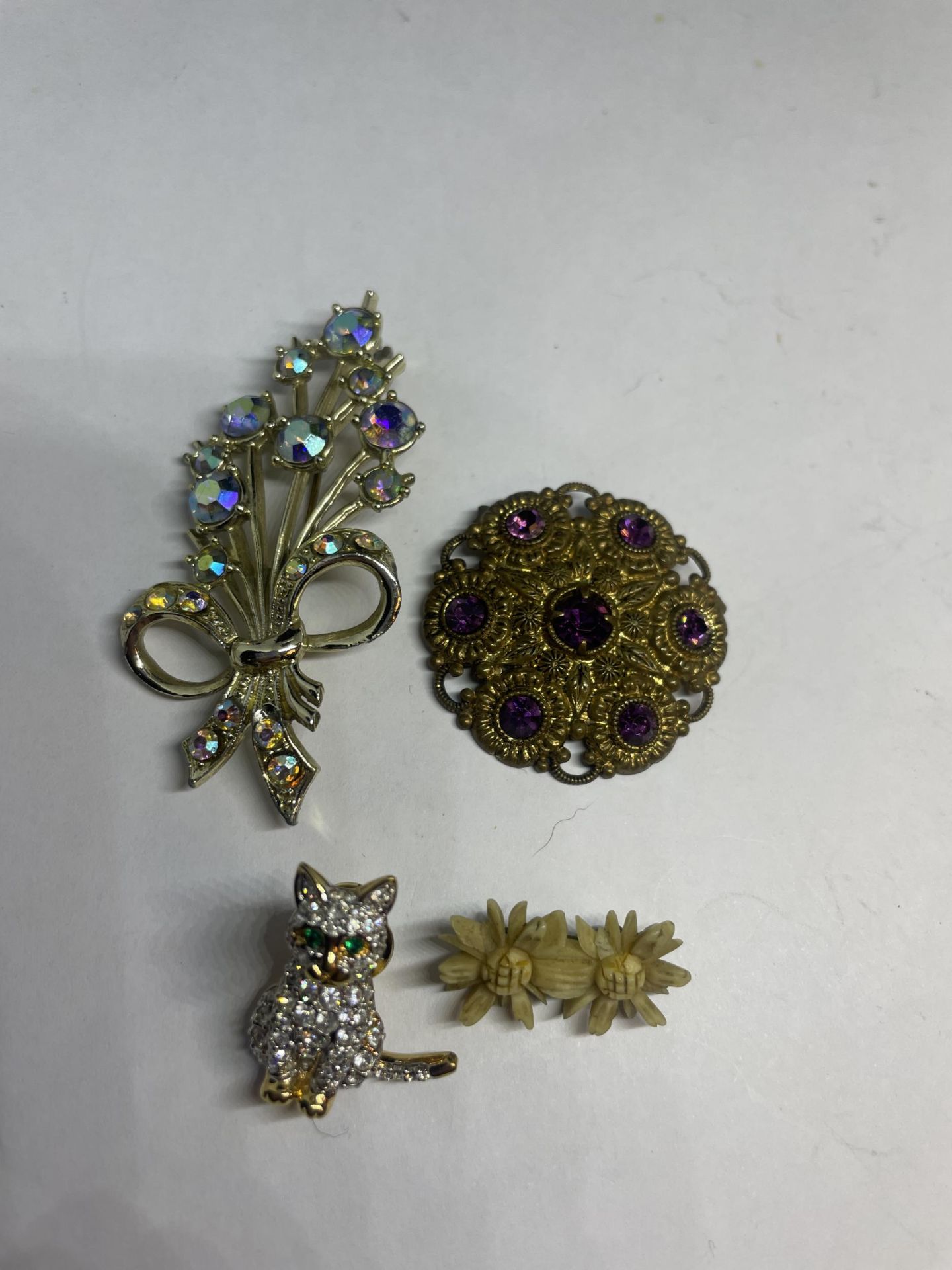 SEVEN VINTAGE BROOCHES - Image 2 of 3