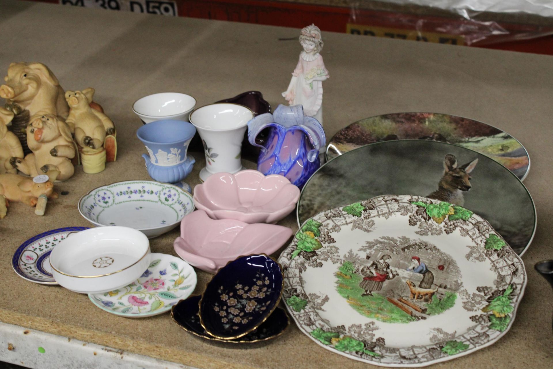 A MIXED LOT OF CERAMICS TO INCLUDE LIMOGES PIN TRAYS, CABINET PLATES, MINTON, WEDGWOOD, ETC