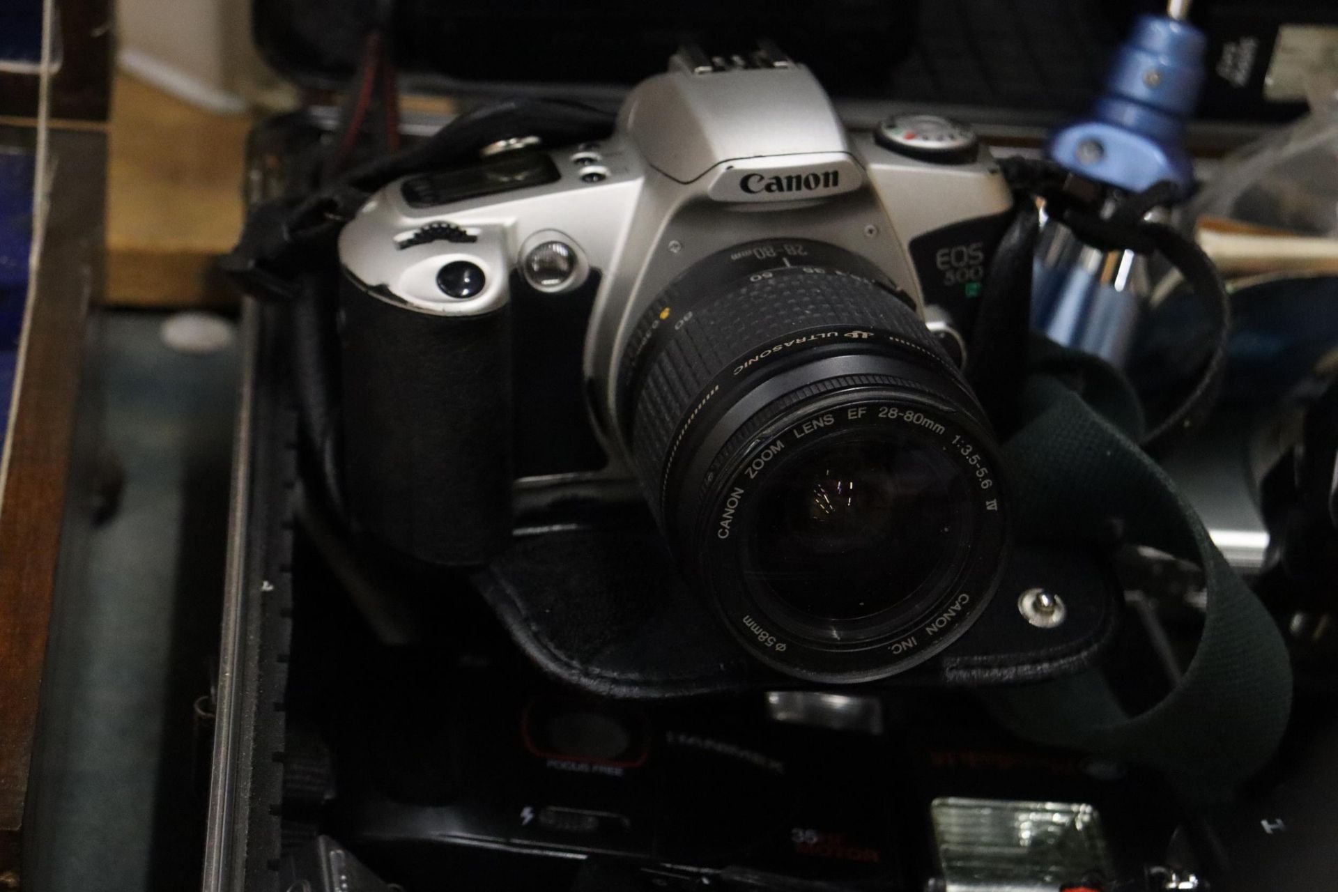 A LARGE QUANTITY OF CAMERAS AND ACCESSORIES TO INCLUDE A CANON EOS 500 WITH CASE AND STRAP, OLYMPUS, - Image 8 of 15