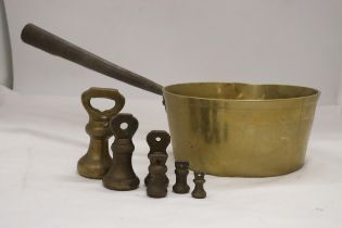 A VINTAGE BRASS PAN AND A SET OF GRADUATED BRASS WEIGHTS