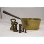A VINTAGE BRASS PAN AND A SET OF GRADUATED BRASS WEIGHTS