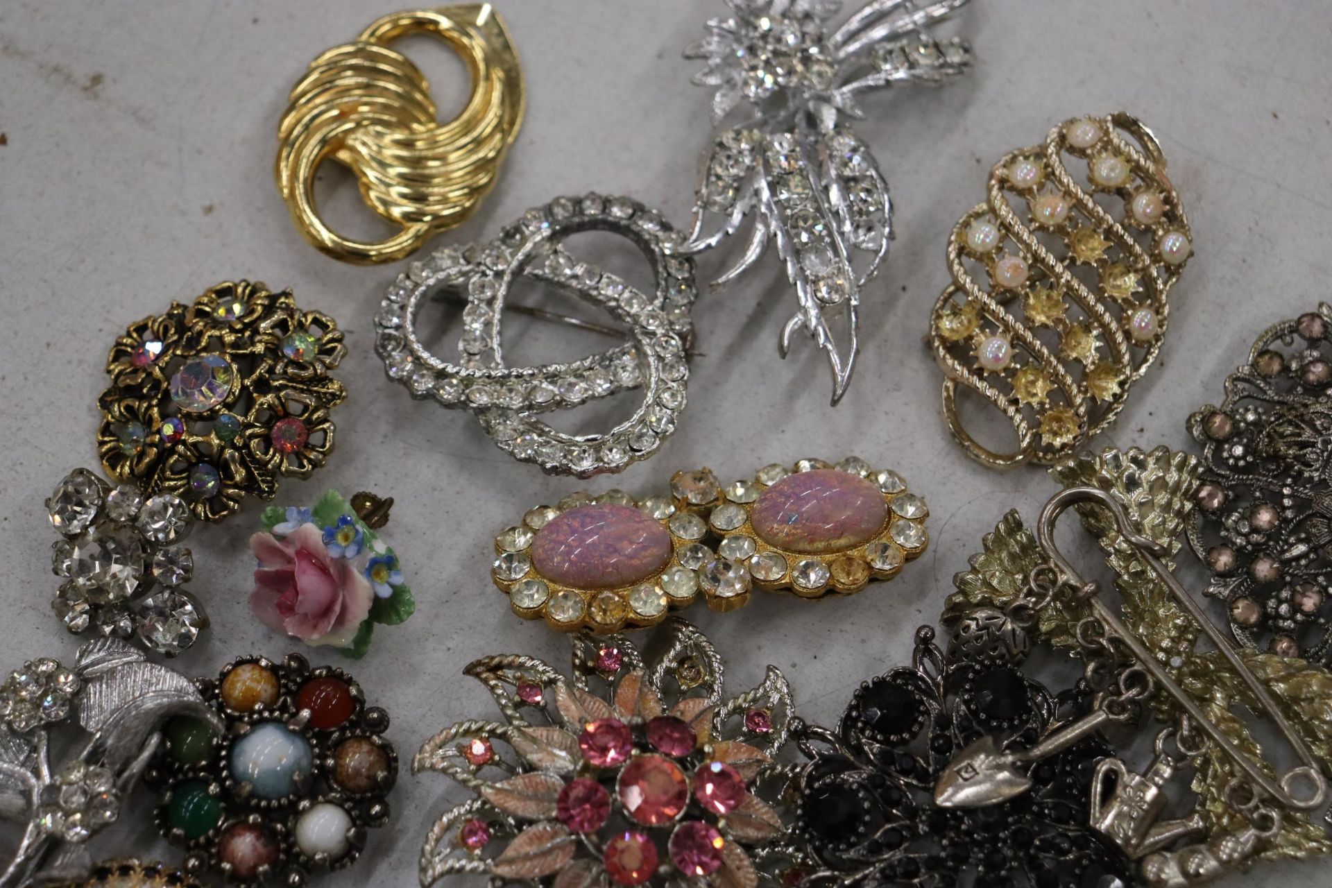 A QUANTITY OF VINTAGE BROOCHES - 21 IN TOTAL - Image 4 of 7