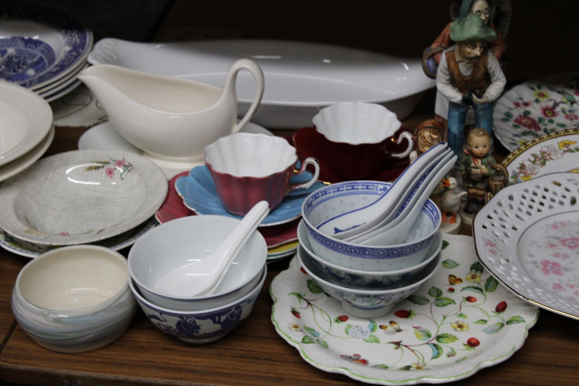 A LARGE QUANTITY OF CERAMICS TO INCLUDE ROYAL STUART CUPS, SAUCERS AND SIDE PLATESGOEBEL AND - Image 5 of 5