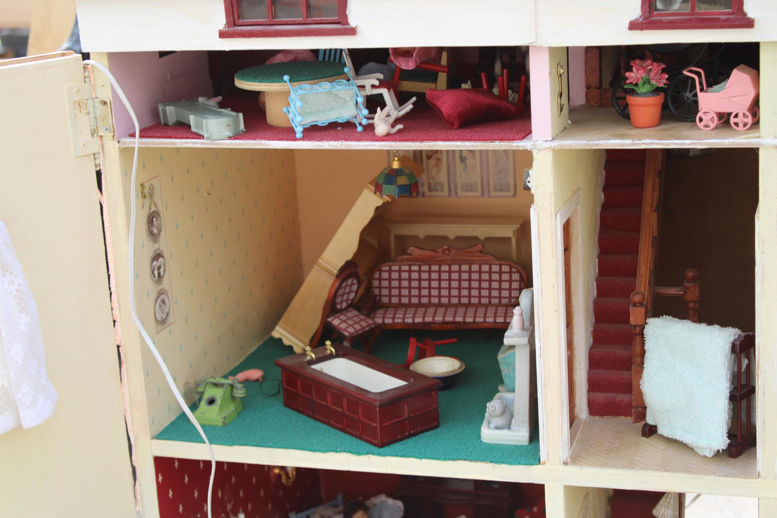A LARGE WOODEN DOLLS HOUSE WITH A LARGE QUANTITY OF DOLLS HOUSE FURNITURE - Image 6 of 6