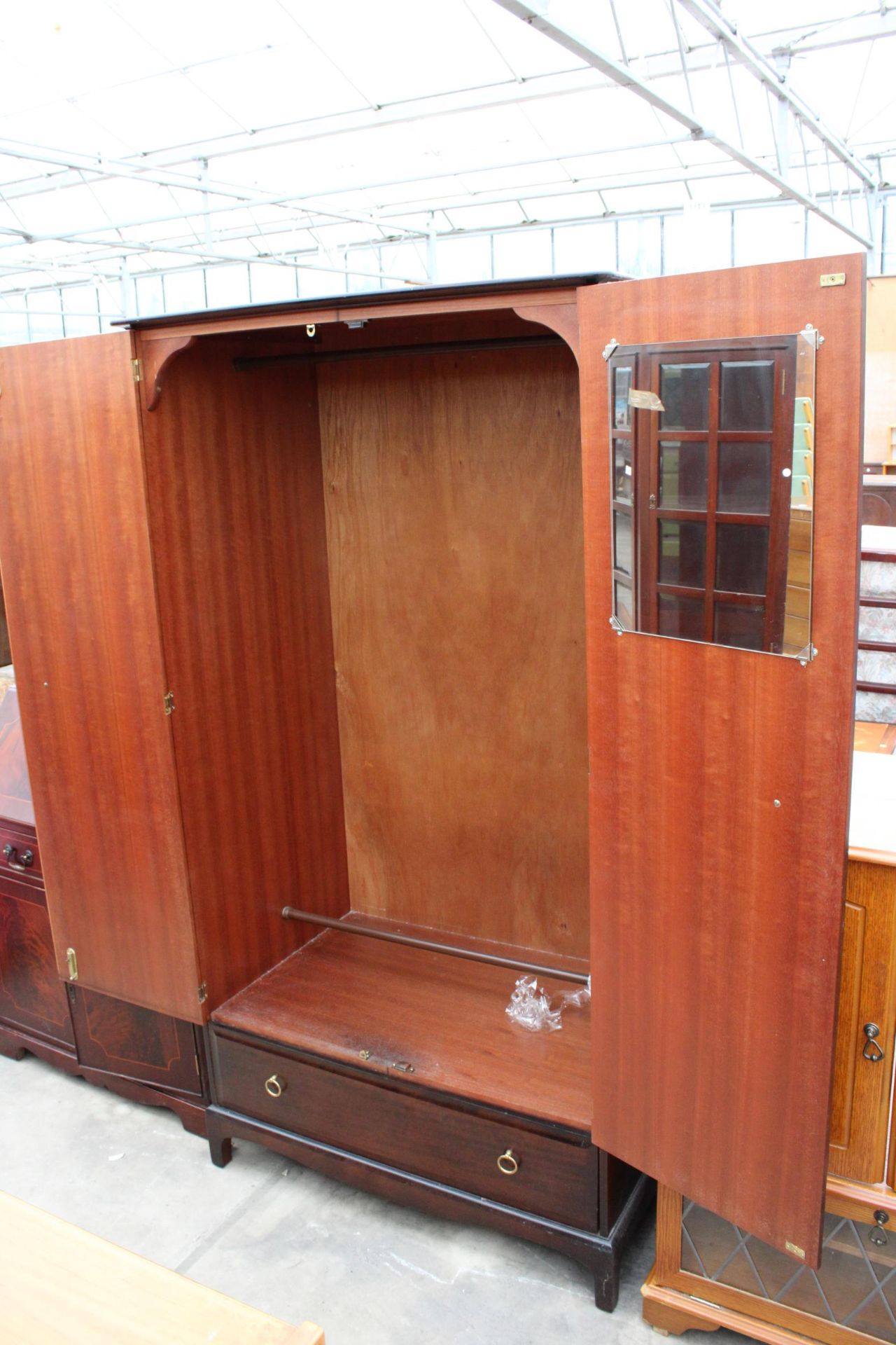 A STAG MINSTREL TWO DOOR WARDBROBE WITH DRAWER TO BASE 38" WIDE - Bild 2 aus 2