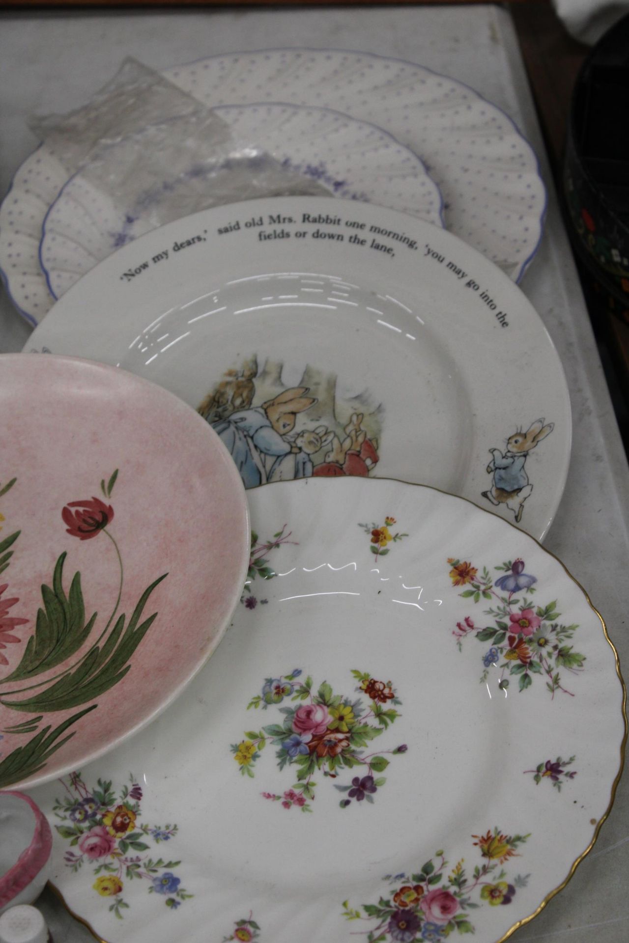 A QUANTITY OF VINTAGE PLATES TO INCLUDE ROYAL ALBERT 'OLD COUNTRY ROSES', PETER RABBIT, A CAKE - Image 5 of 6