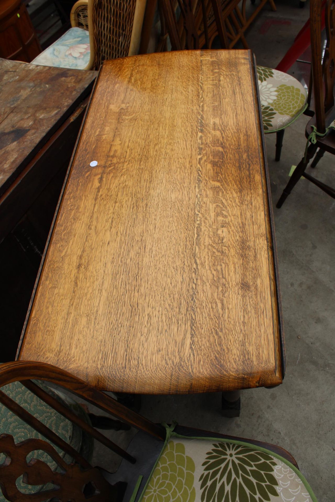 AN OVAL OAK GATELEG DINING TABLE AND FOUR ERCOL STYLE WINDSOR CHAIRS - Image 5 of 5