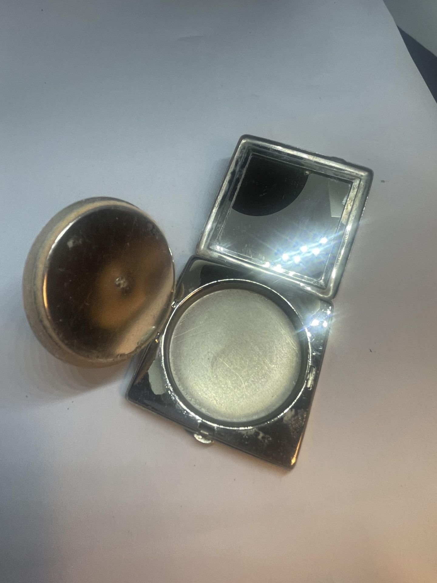 A VINTAGE YARDLEY POWDER COMPACT WITH INNER MIRROR - Image 3 of 4