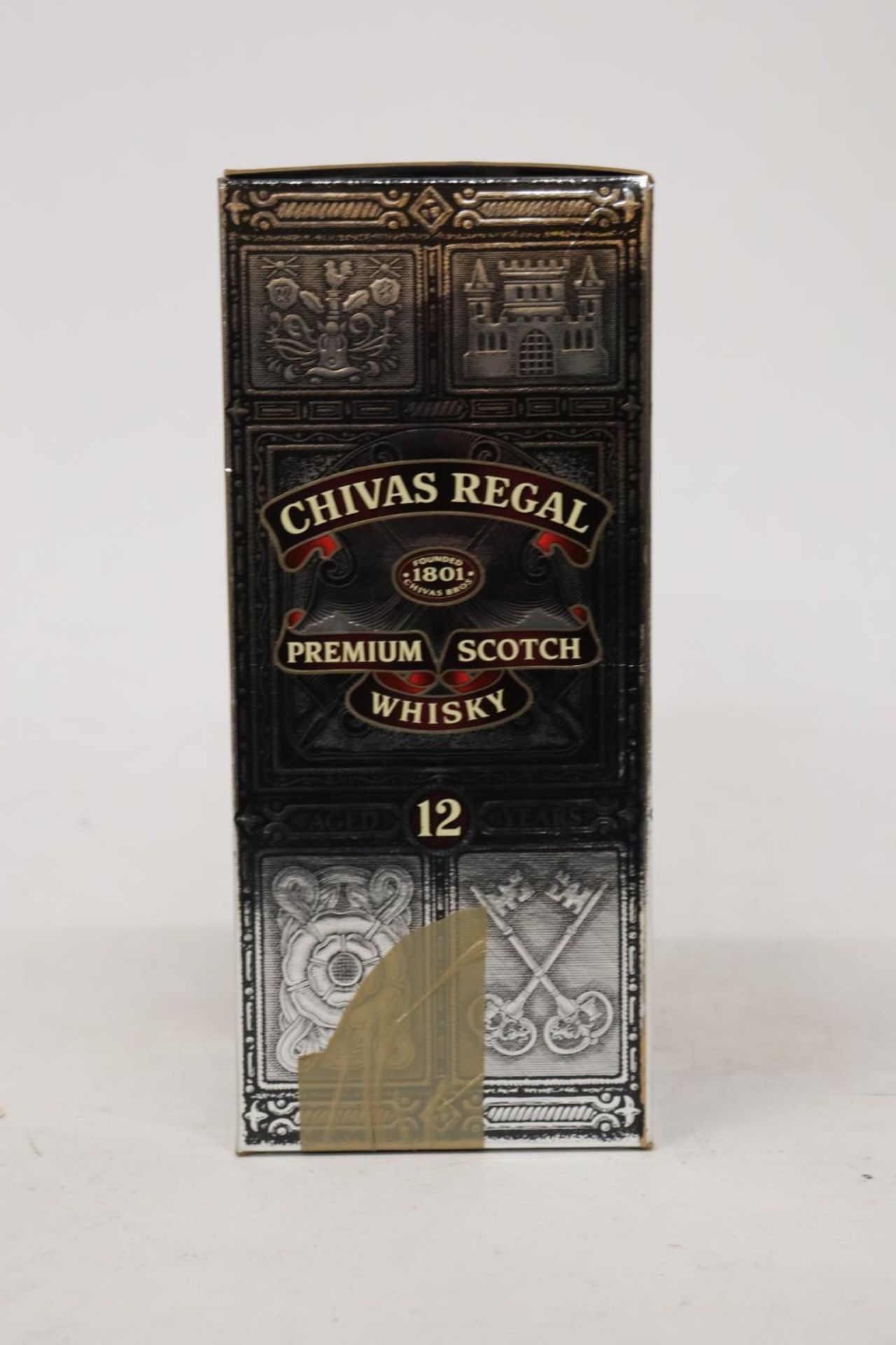 A BOTTLE OF CHIVAS REGAL 12 YEAR OLD WHISKY, BOXED - Bild 4 aus 5