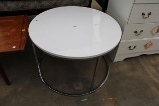 A COFFEE TABLE WITH MELAMINE TOP ON A CHROME FRAME 27.5" DIAMETER