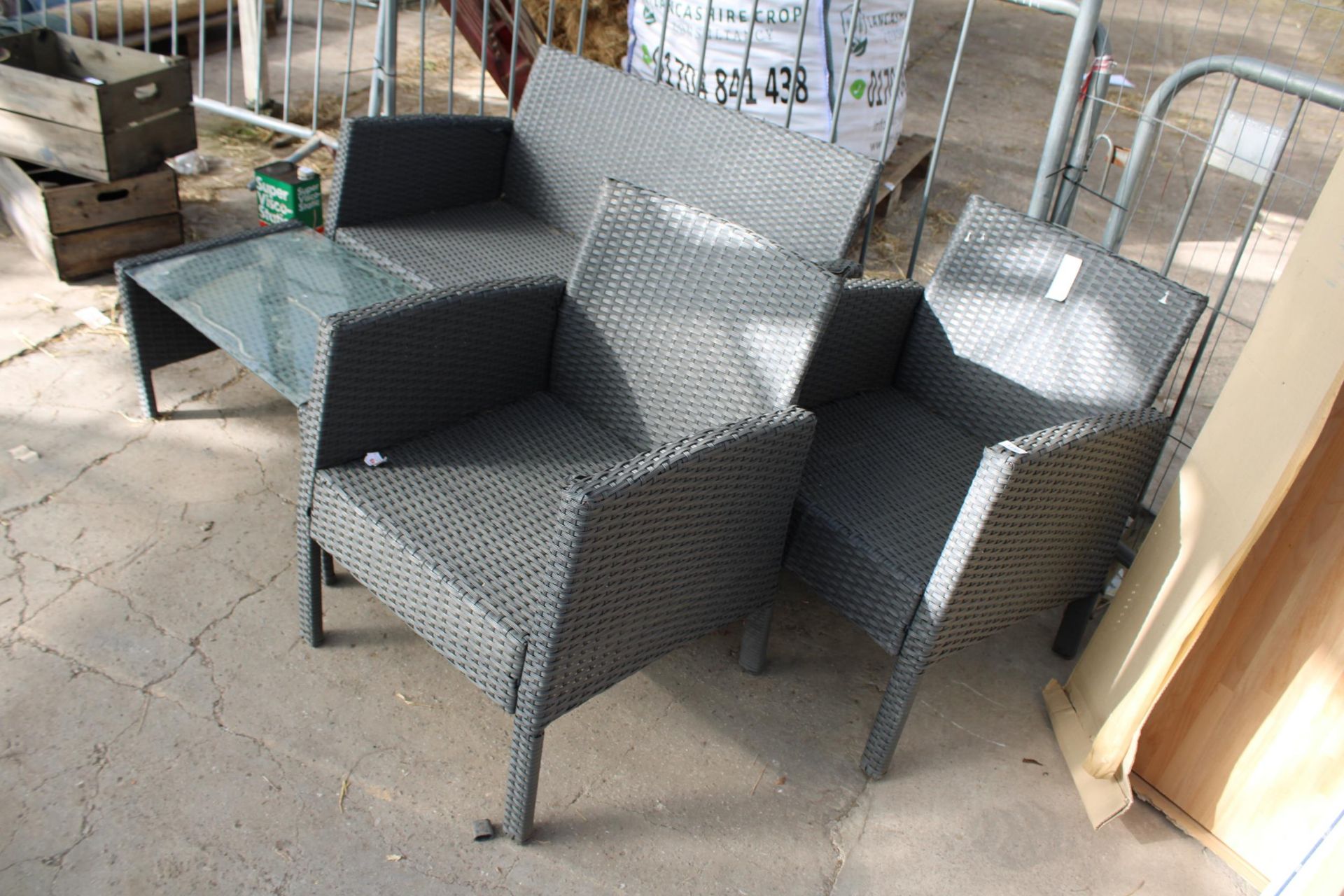A RATTAN GARDEN FURNITURE SET COMPRISING OF A TWO SEATER BENCH, TWO CHAIRS AND A COFFEE TABLE - Bild 2 aus 3