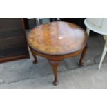 A MID 20TH CENTURY WALNUT TABLE ON CABRIOLE LEGS 24" DIAMETER