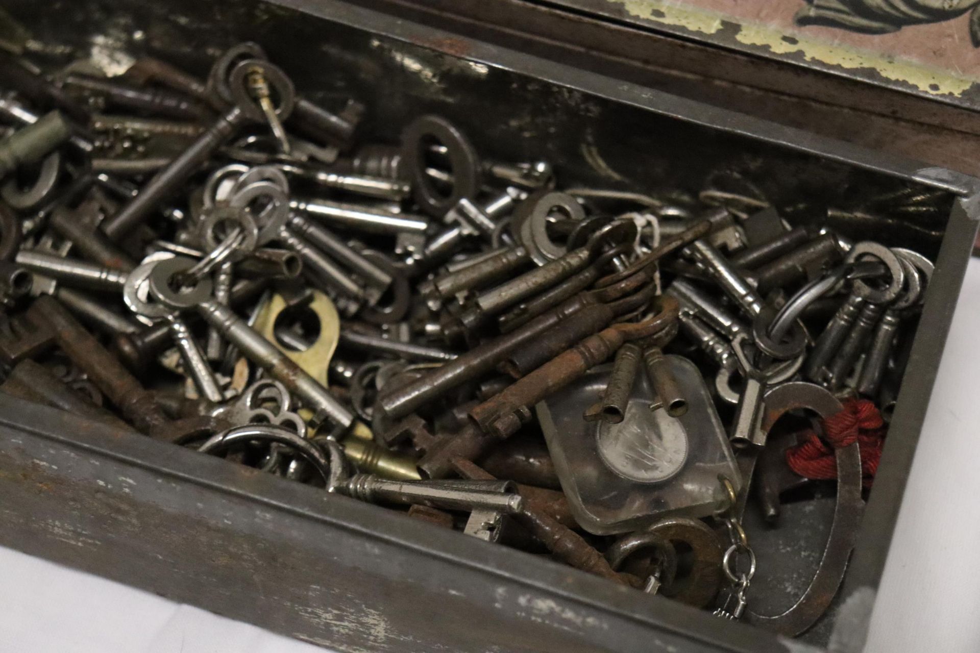A LARGE QUANTITY OF VINTAGE FURNITURE AND CLOCK KEYS - Image 4 of 10