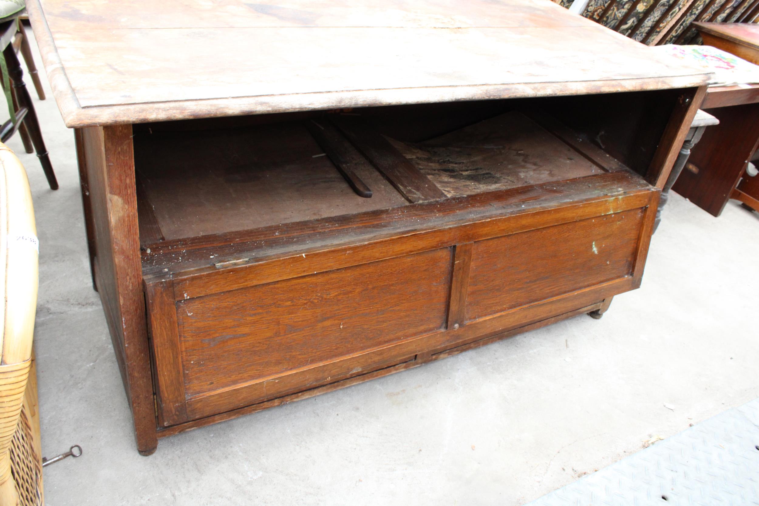 A MID 20TH CENTURY OAK CABINET - Image 3 of 4