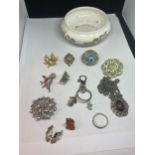 A QUANTITY OF COSTUME JEWELLERY TO INCLUDE BROOCHES, RING, NECKLACE ETC IN A AYNSLEY DISH
