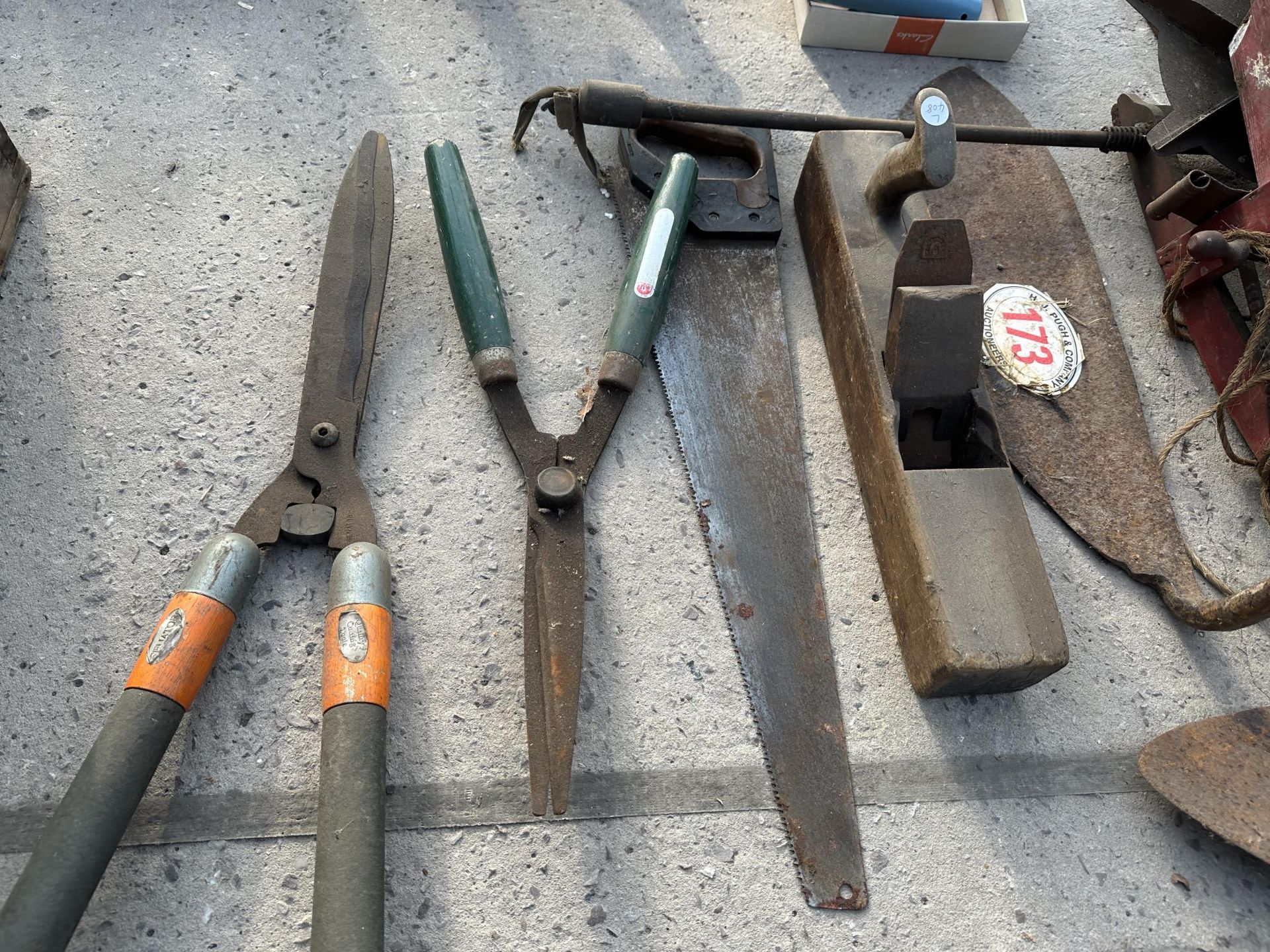 AN ASSORTMENT OF VINTAGE TOOLS TO INCLUDE A SEED FIDDLE, AN AXE AND SHEARS ETC - Image 4 of 4