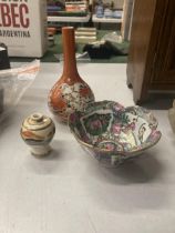 THREE PIECES OF ORIENTAL POTTERY TO INCLUDE A BUD VASE, BOWL AND SMALL BOTTLE