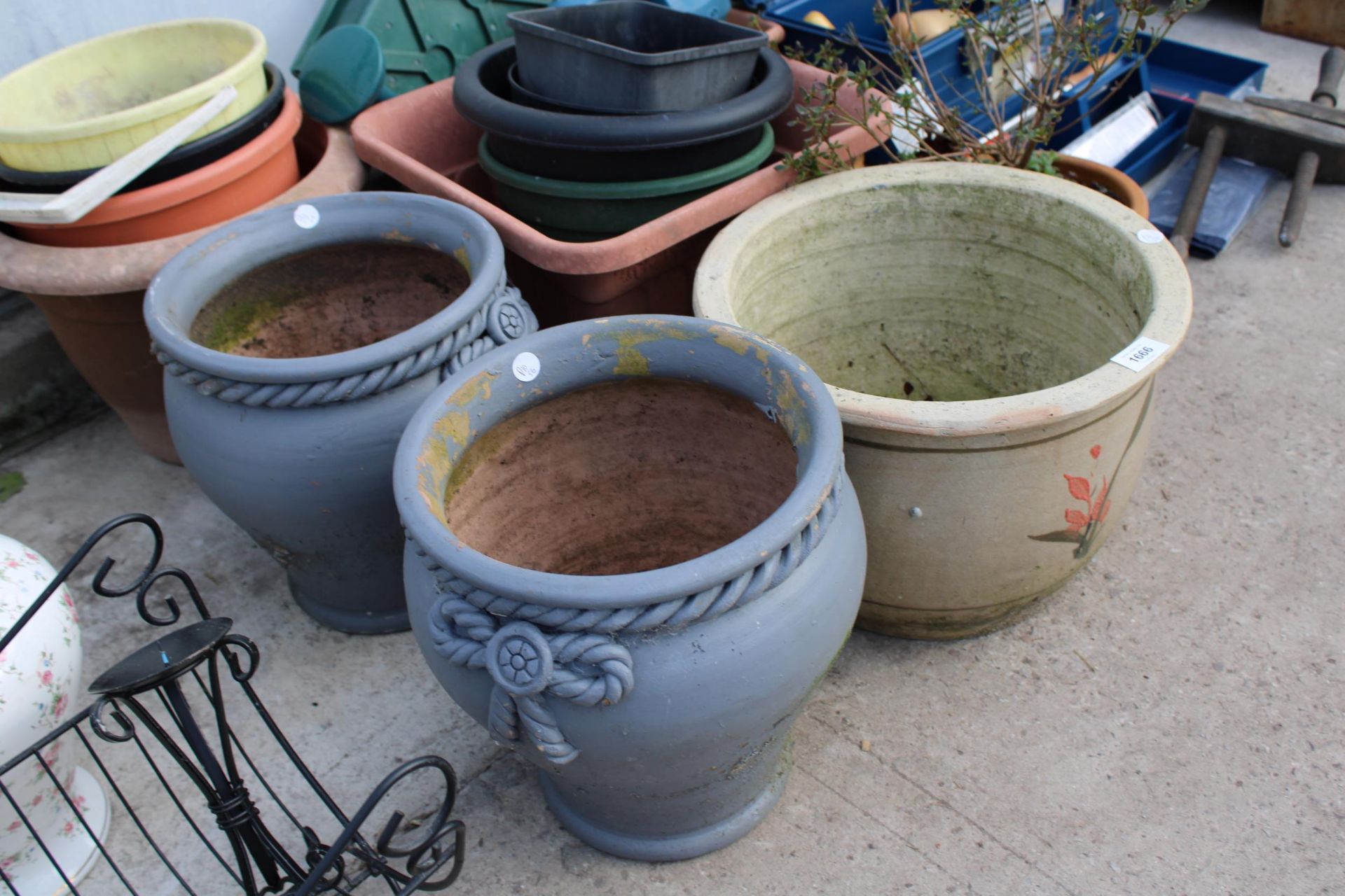 A LARGE ASSORTMENT OF CERAMIC AND PLASTIC GARDEN POTS AND PLANTERS ETC - Image 2 of 2