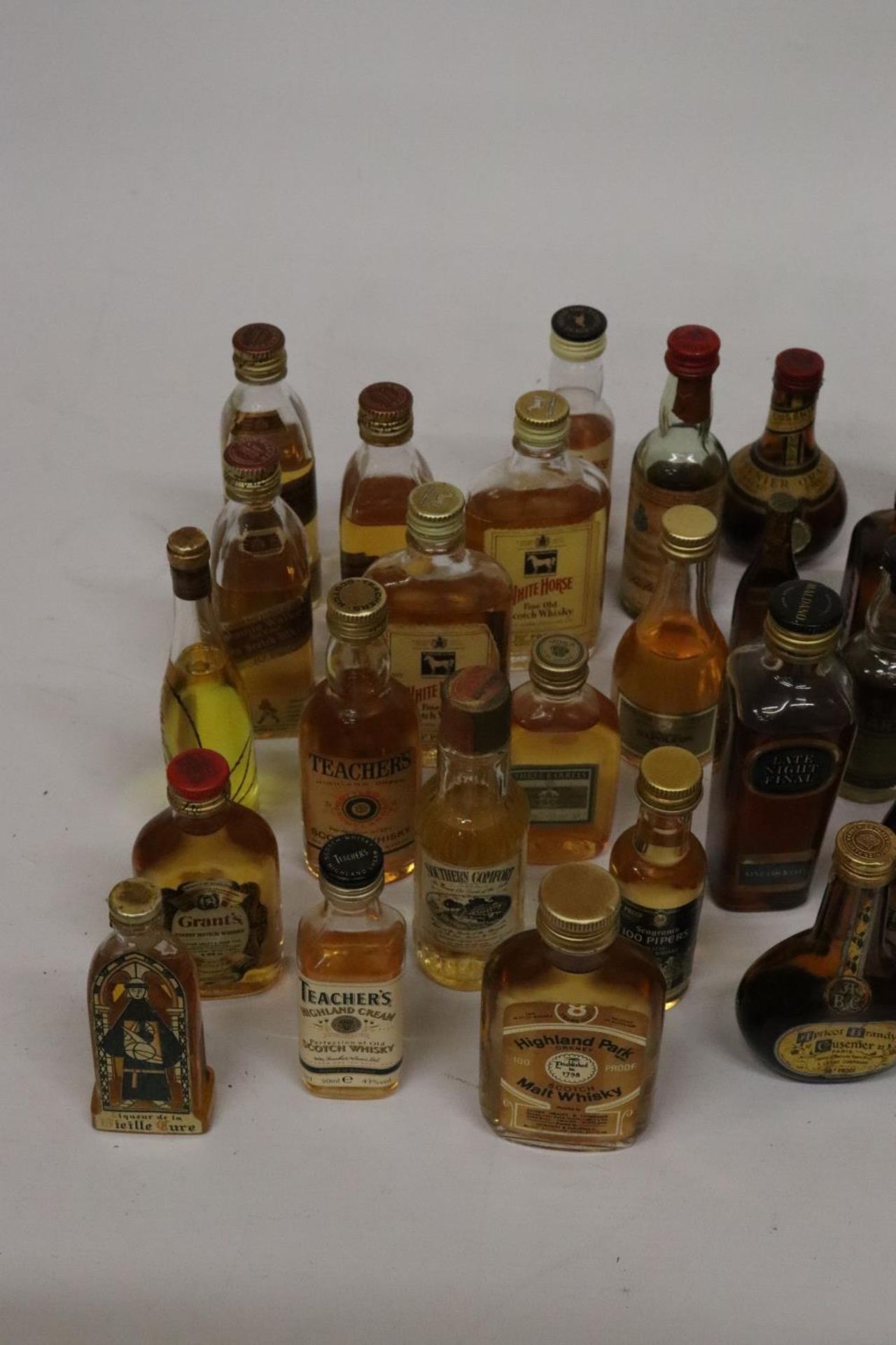 A LARGE QUANTITY OF MINIATURE BOTTLES OF ALCOHOL - Image 3 of 10