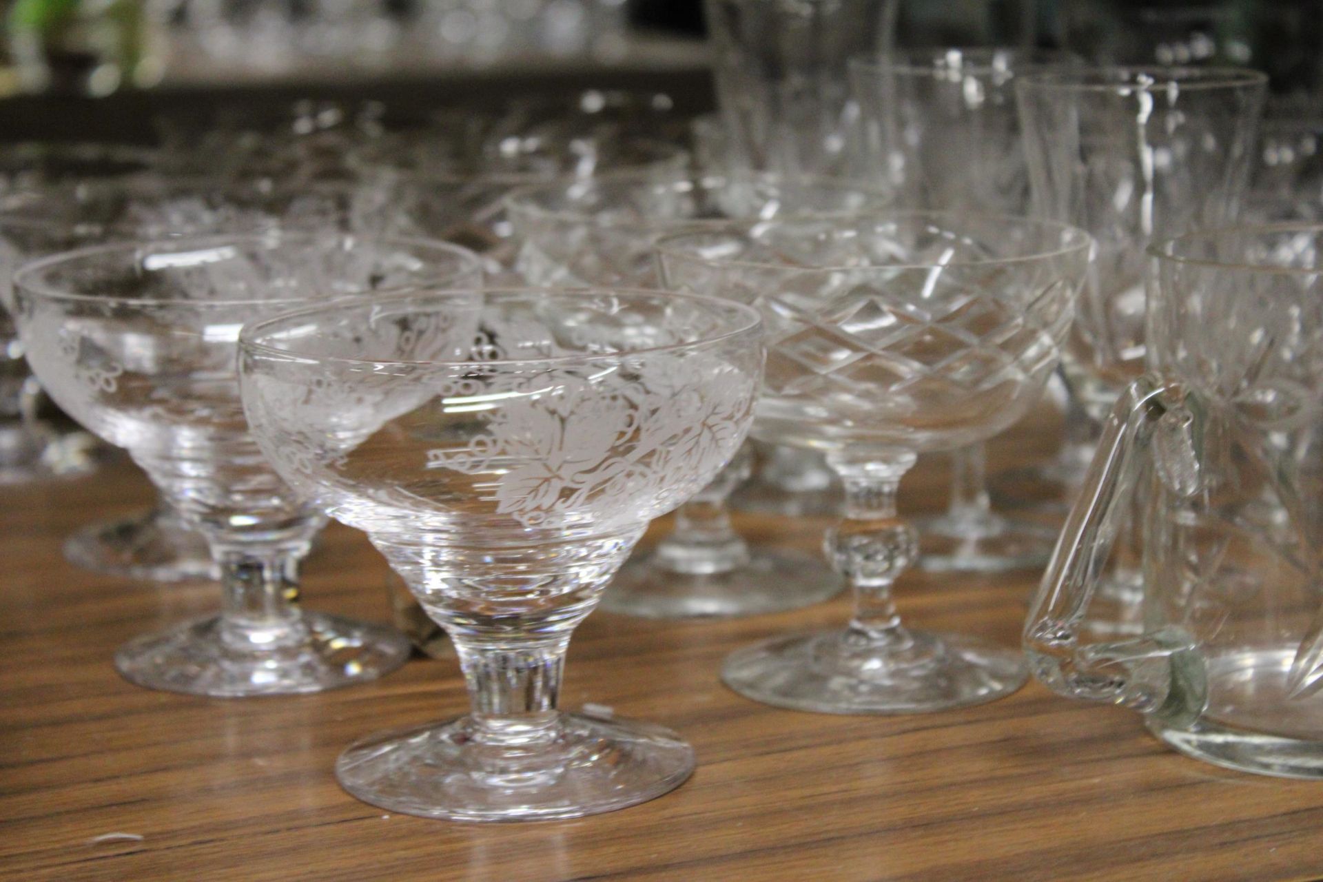 A QUANTITY OF GLASSES TO INCLUDE WINE, SHERRY, DESSERT DISHES, ETC - Image 3 of 5