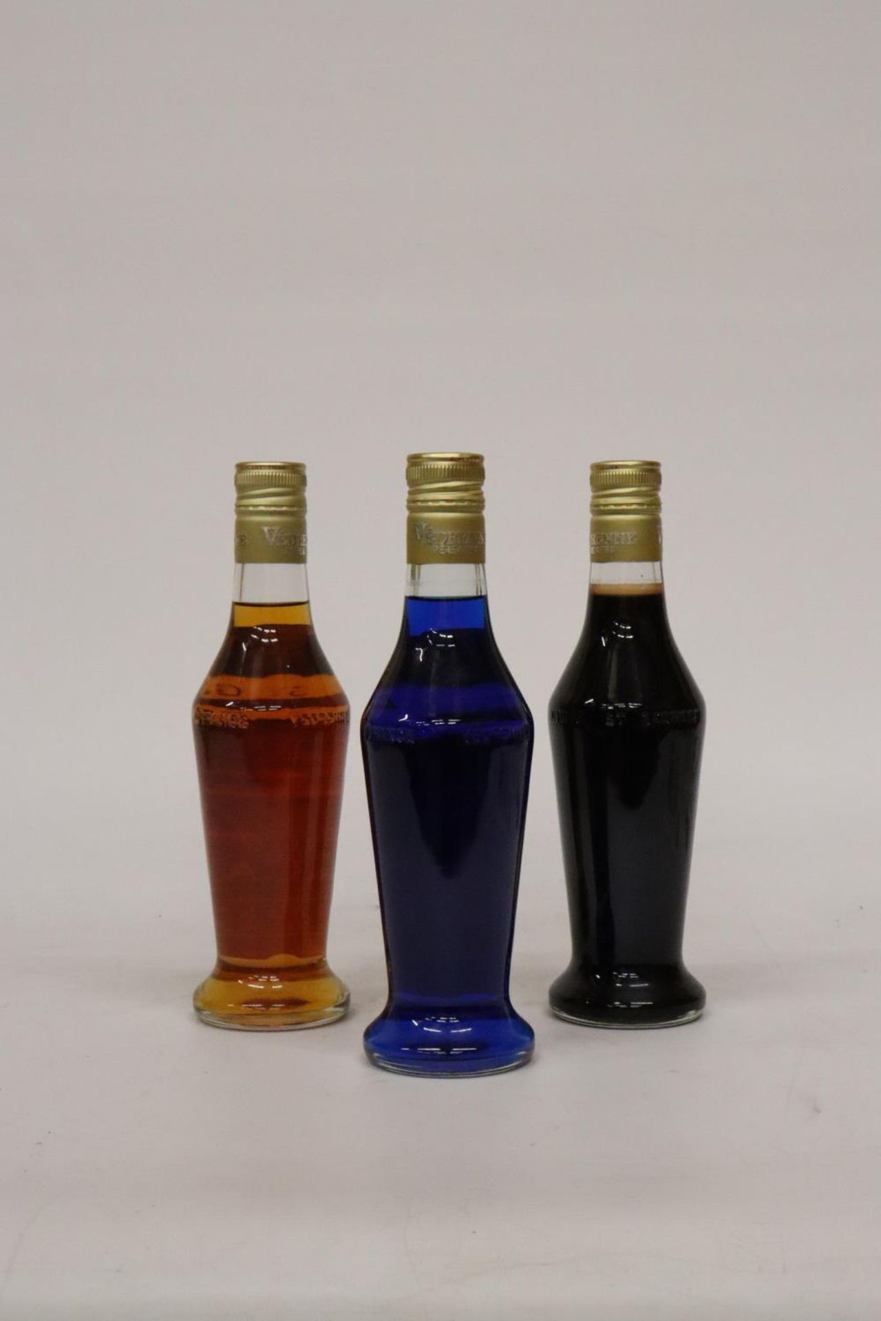 THREE BOTTLES OF VEDRENNE LIQUEUR TO INCLUDE A CURACOA BLEU, A CREME DE CACOA AND A FRAMBOISE - Image 2 of 3