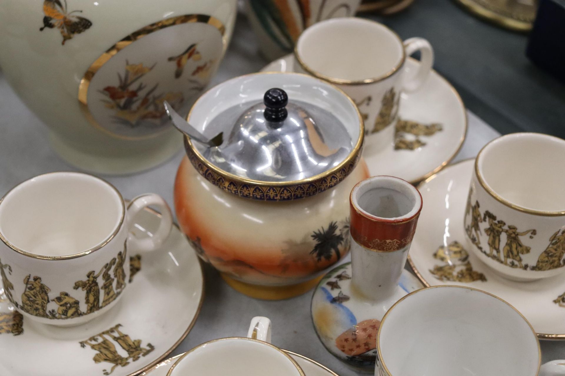 A QUANTITY OF CERAMICS TO INCLUDE CLASSICAL THEMED CUPS AND SAUCERS, PLATES, A LIDDED JAR, - Image 4 of 11