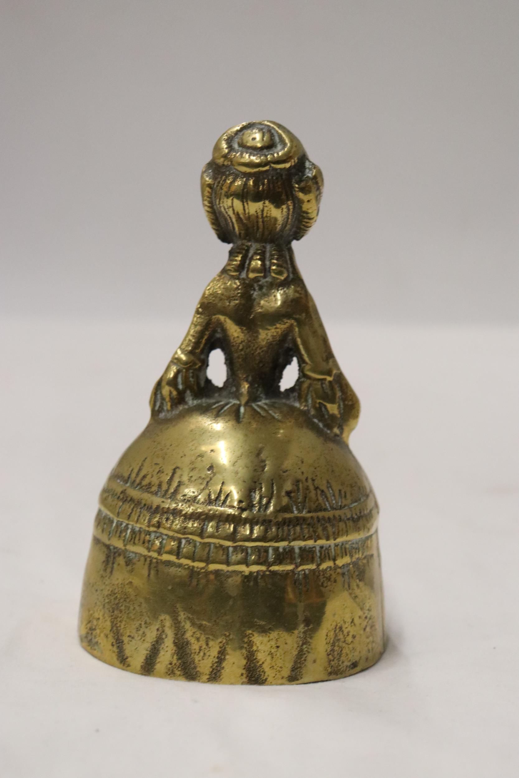 A VINTAGE BRASS BELL MODELLED AS A VICTORIAN WOMAN - Image 4 of 6