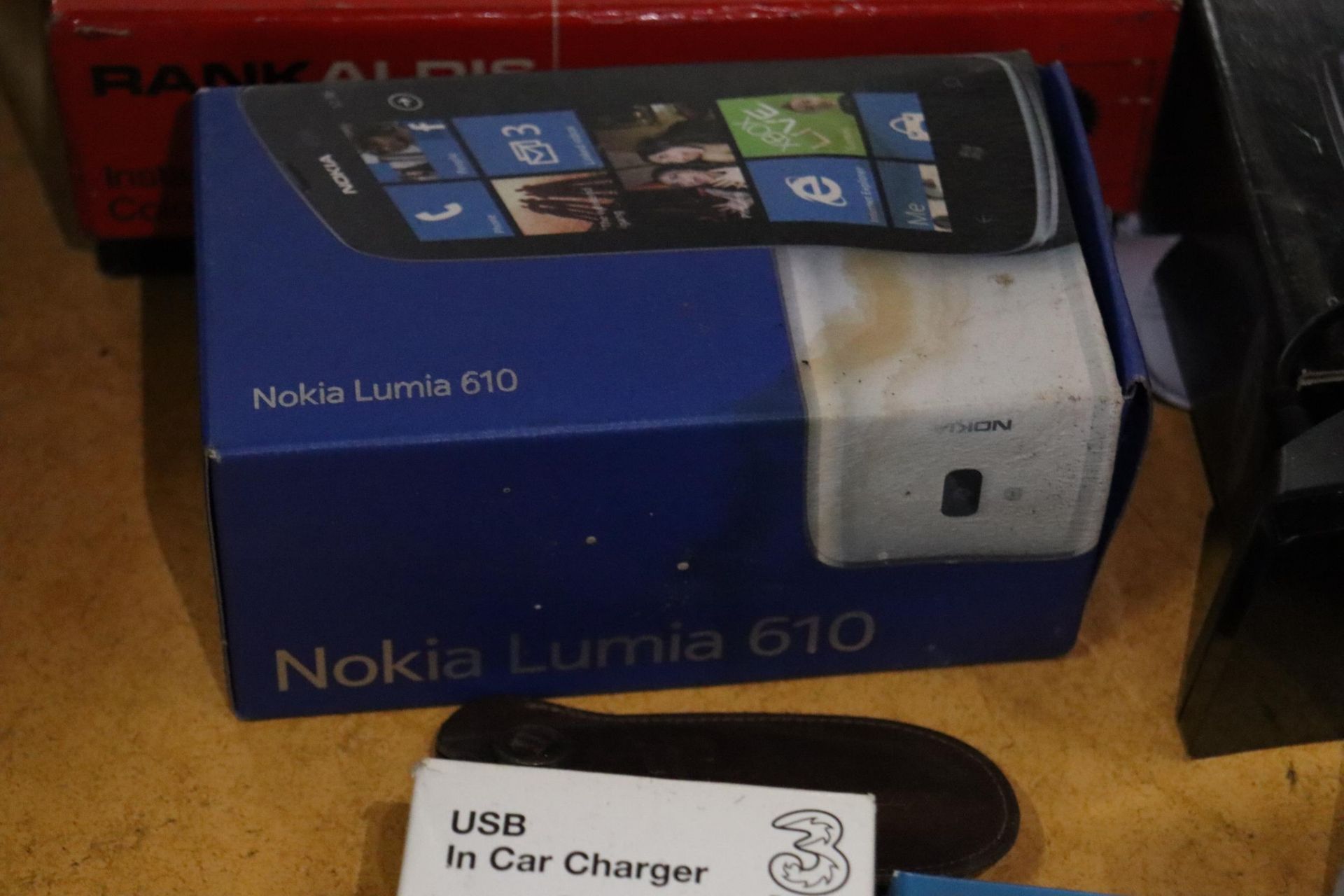 A MIXED LOT TO INCLUDE A TOMTOM, NOKIA LUMIA 610 CAMERA, A MOVIE LITE, SAMSUNG PHONE, ETC., - Image 6 of 14
