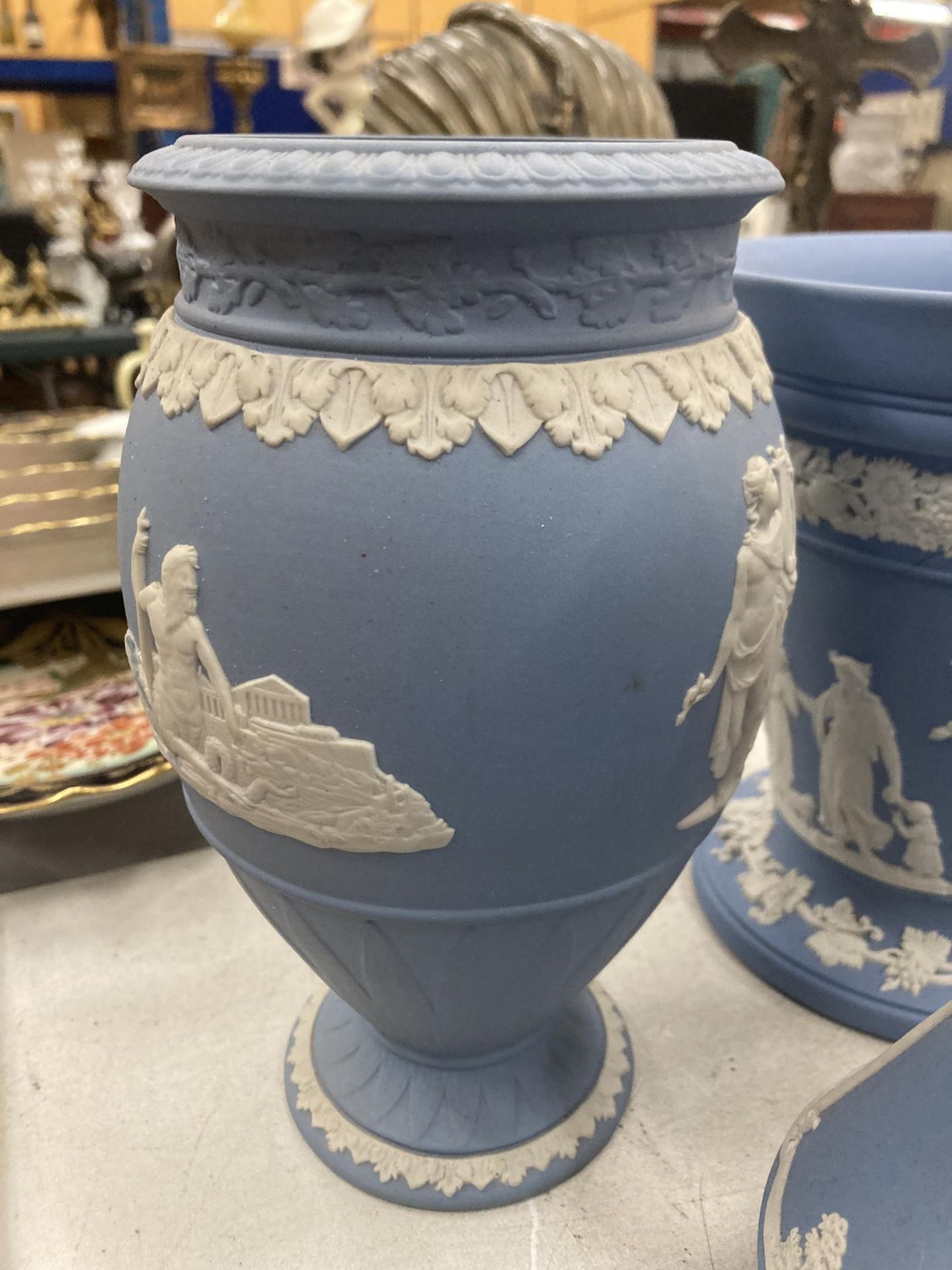 A LARGE QUANTITY OF WEDGWOOD JASPERWARE POWDER BLUE TO INCLUDE TRINKET BOXES, VASES, PIN DISHES, - Image 2 of 6