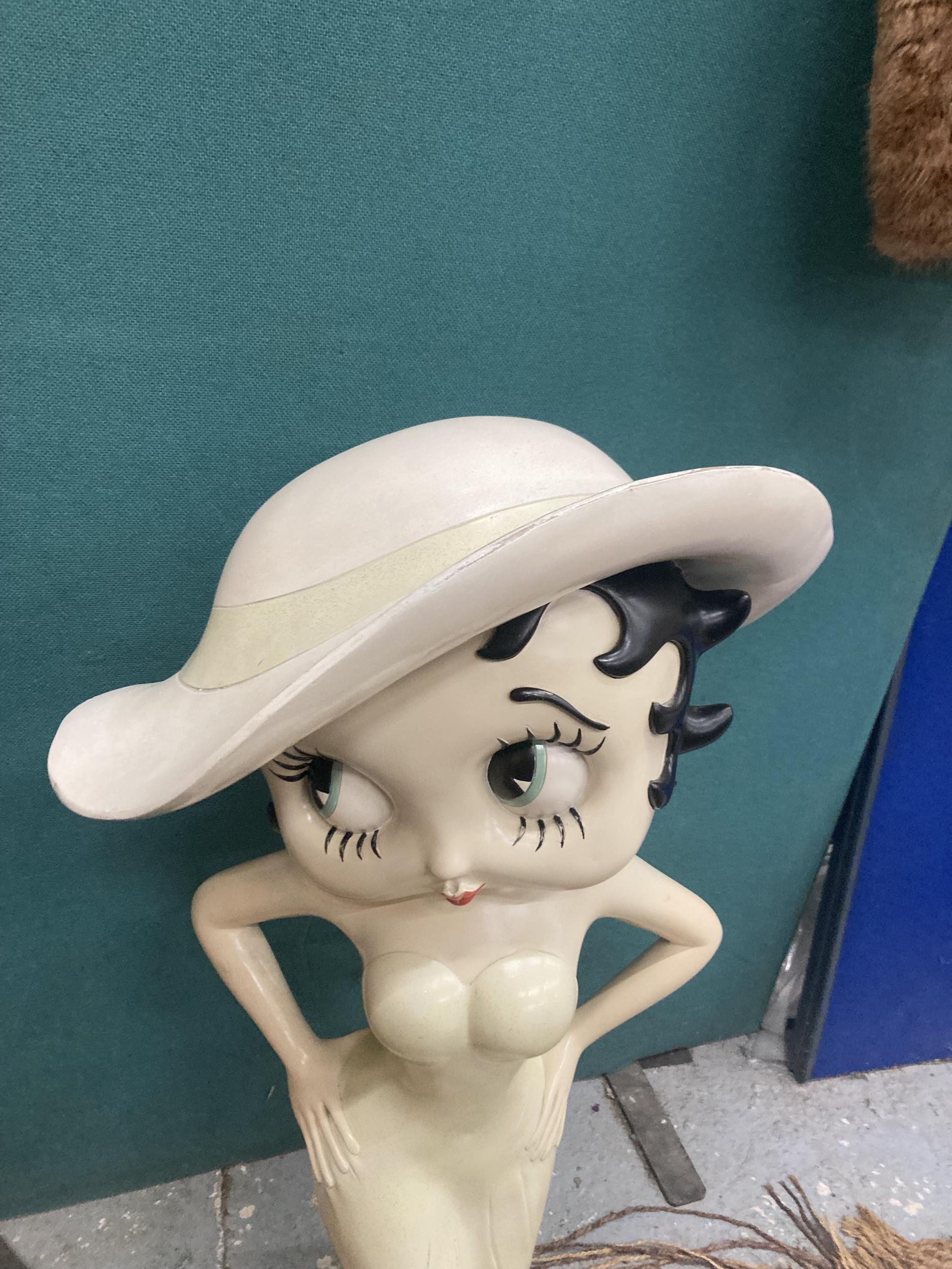 A TALL BETTY BOOP SHOP DISPLAY FIGURE, HEIGHT 98CM, WIDTH AT BASE, APPROX 37CM - Image 2 of 4