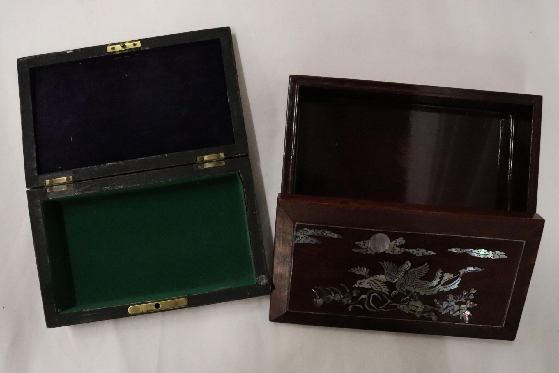 A VINTAGE OAK BOX WITH BRASS ESCUTCHEON, PLUS AN ORIENTAL STYLE WITH MOTHER OF PEARL DECORATION - Bild 3 aus 5