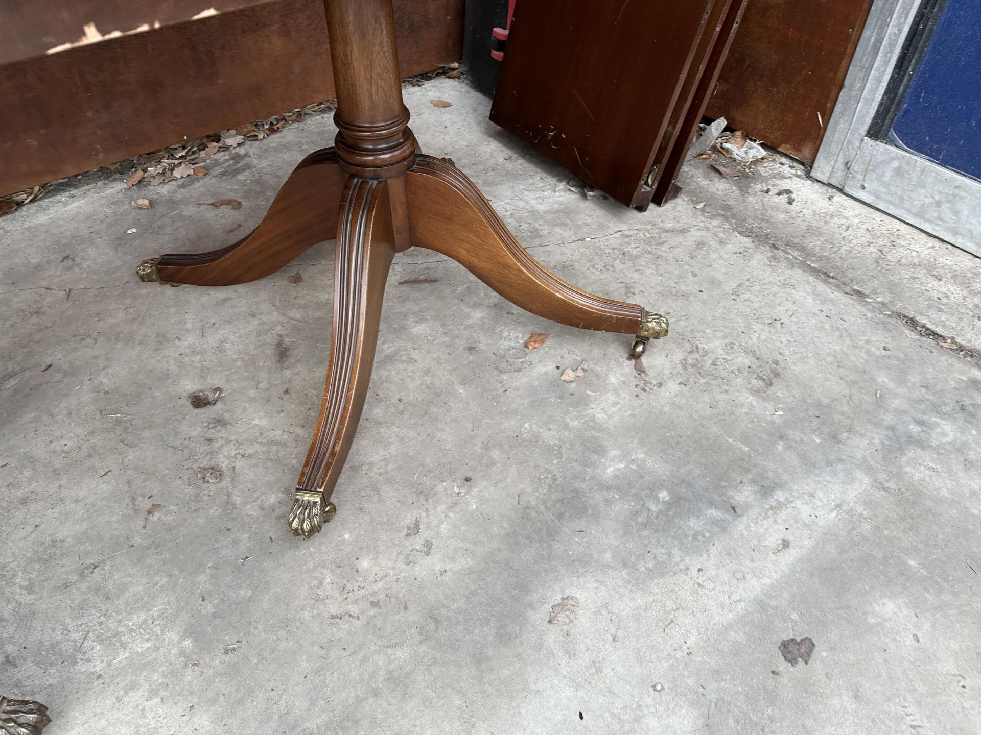 A MAHOGANY TWIN PEDESTAL DINING TABLE WITH THREE EXTRA LEAVES - Image 5 of 7