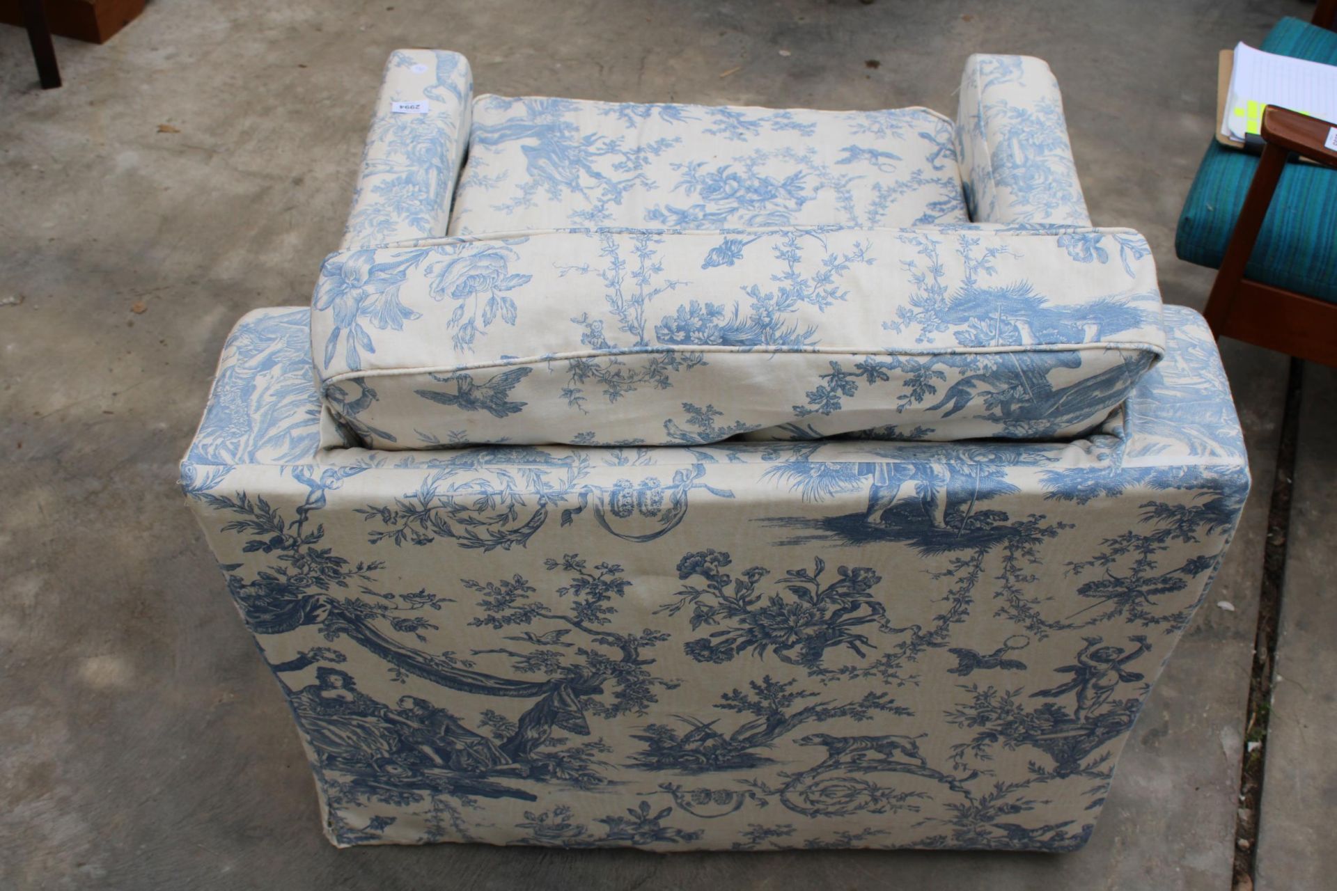 A LOW EASY CHAIR WITH FLORAL COVER - Bild 3 aus 3