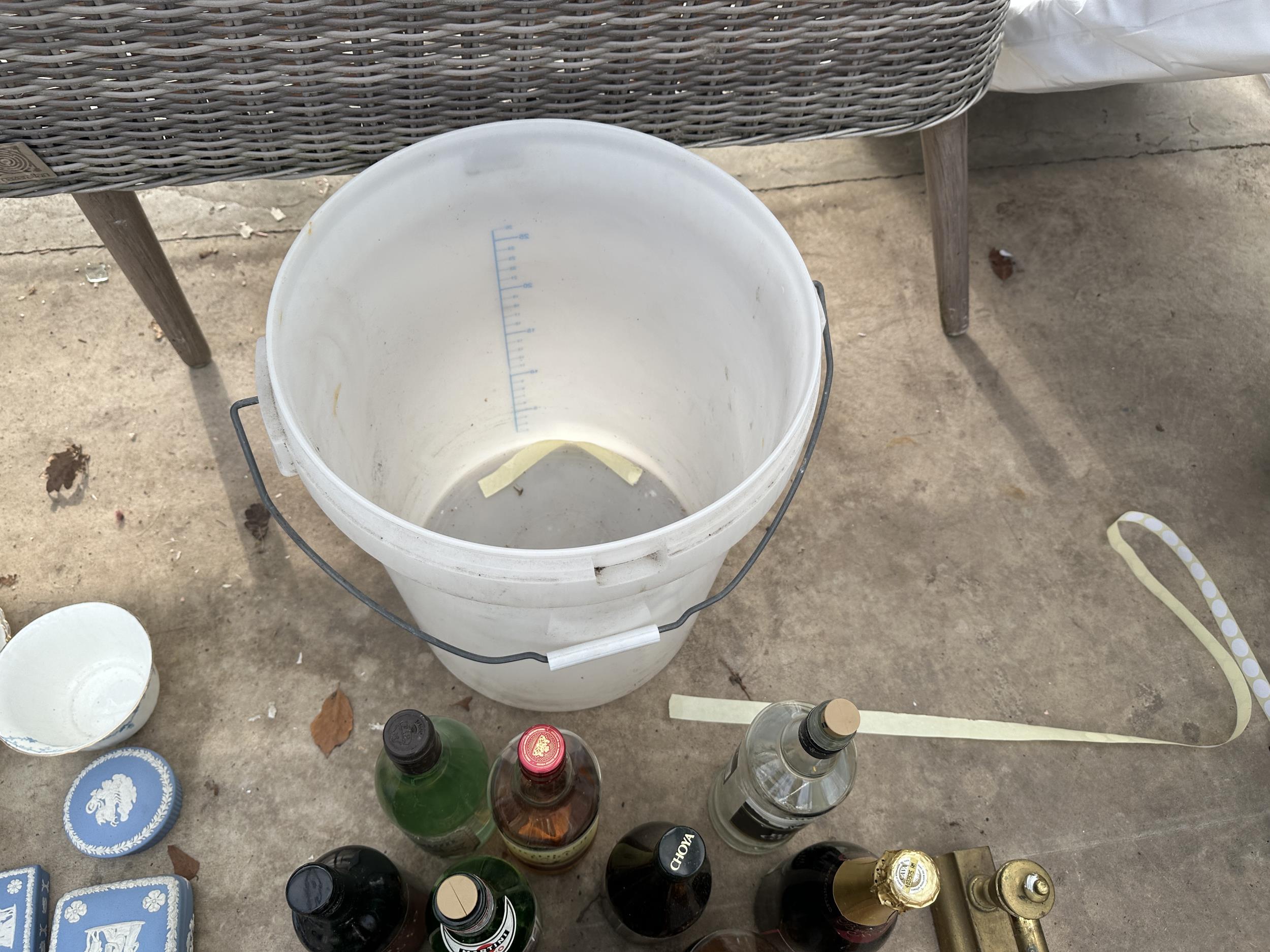 AN ASSORTMENT OF ITEMS TO INCLUDE A BREWING BUCKET AND AN ASSORTMENT OF BOTTLES - Image 2 of 2