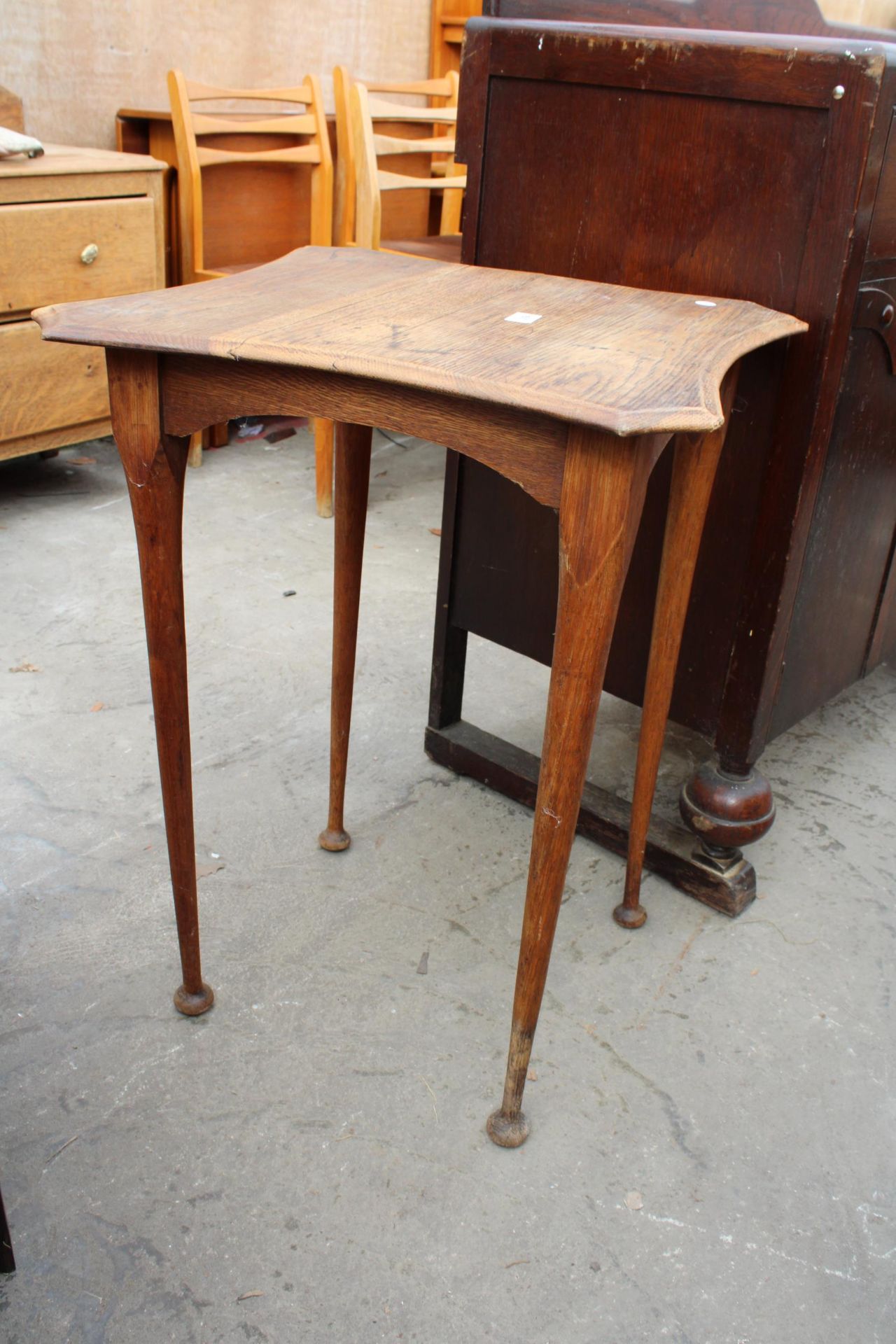 AN OAK CENTRE TABLE ON TAPERING LEGS 21" SQUARE - Image 2 of 3