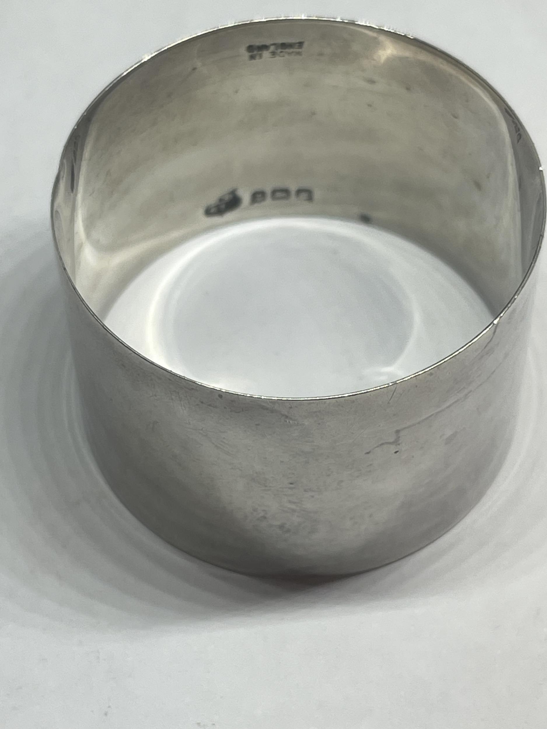 FOUR NAPKIN RINGS TO INCLUDE THREE HALLMARKED BIRMINGHAM SILVER - Image 2 of 5